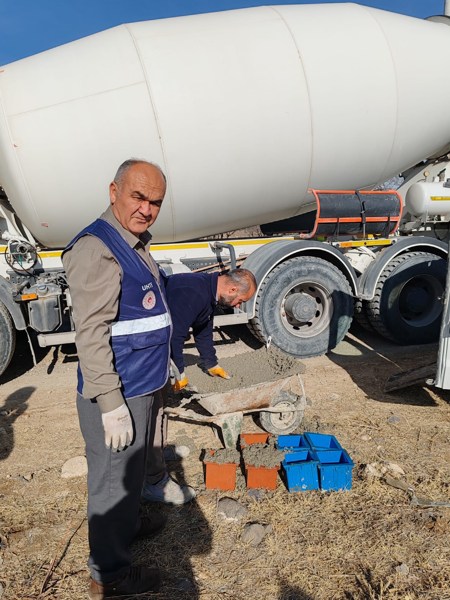 İl Müdürlüğümüz Personellerince Beton numunesi örneği alınmıştır.