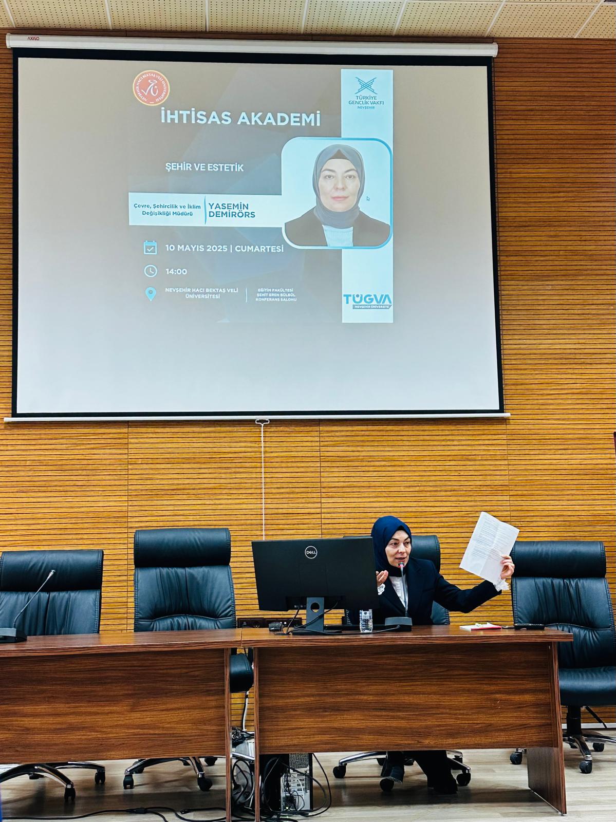 İl Müdürümüz Sn. Yasemin DEMİRÖRS Hanımefendi 10 Mayıs 2025 tarihinde Nevşehir Hacıbektaş Üniversitesi Konferans salonunda 'TÜGVA İHTİSAS AKADEMİ'si  öğrencilerine 