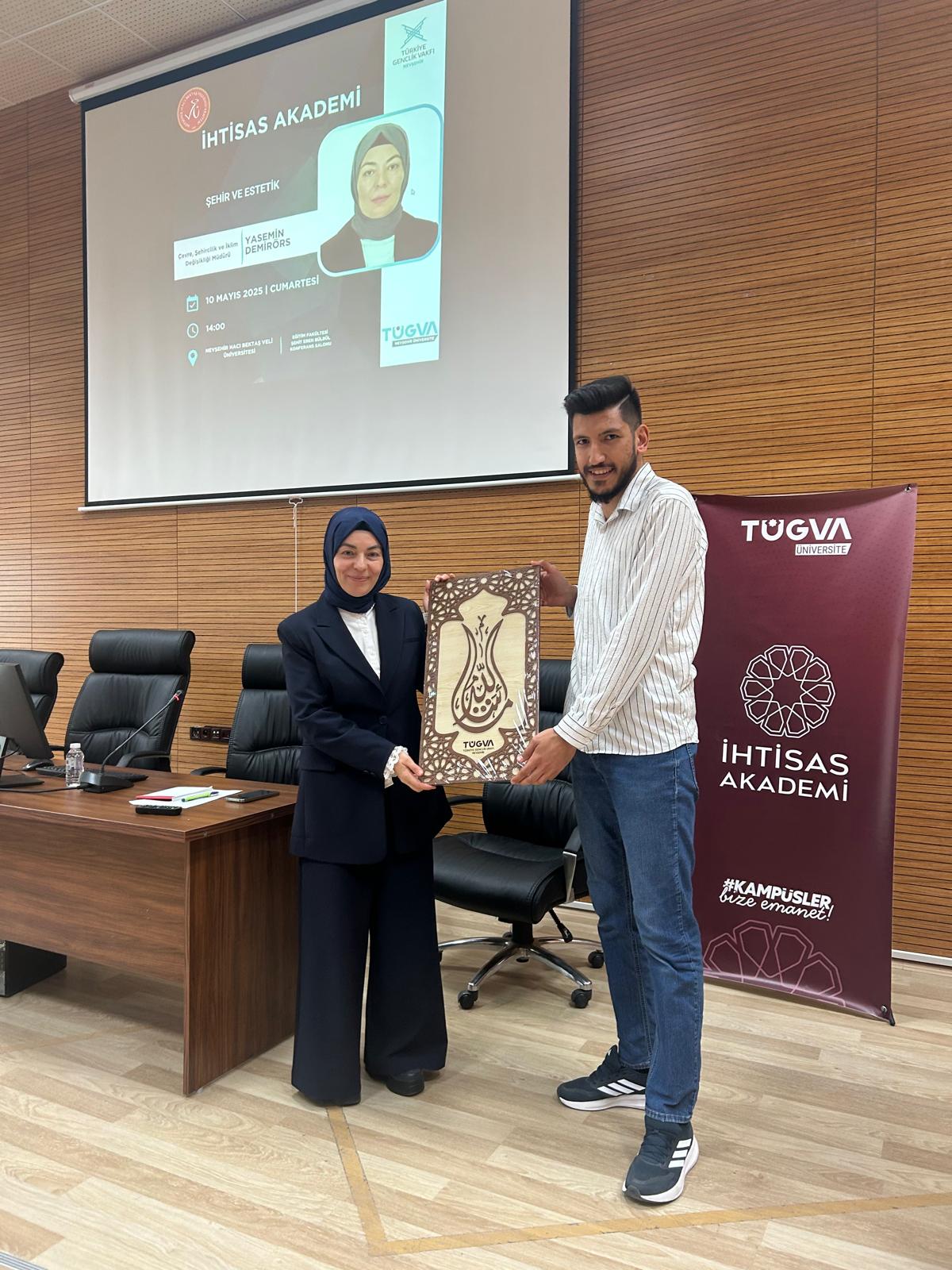 İl Müdürümüz Sn. Yasemin DEMİRÖRS Hanımefendi 10 Mayıs 2025 tarihinde Nevşehir Hacıbektaş Üniversitesi Konferans salonunda 'TÜGVA İHTİSAS AKADEMİ'si  öğrencilerine 