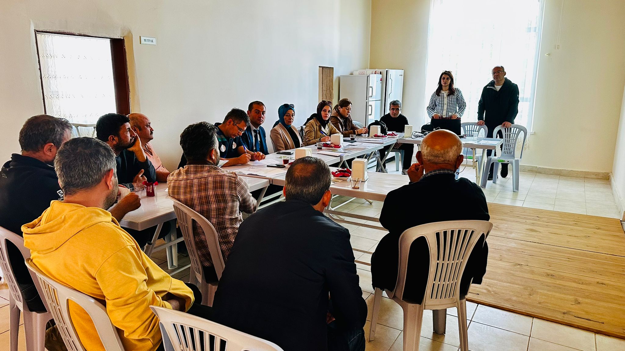 İl Müdürümüz Sayın Yasemin DEMİRÖRS Hanımefendi, ÇED süreci başlayan Nevşehir İli Ürgüp İlçesi Boyalı Köyü sınırlarında yapılması planlanan Güneş Enerjisi Santrali Projesi için Halkın Bilgilendirilmesi ve Sürece Katılımı toplantısına katılmıştır.