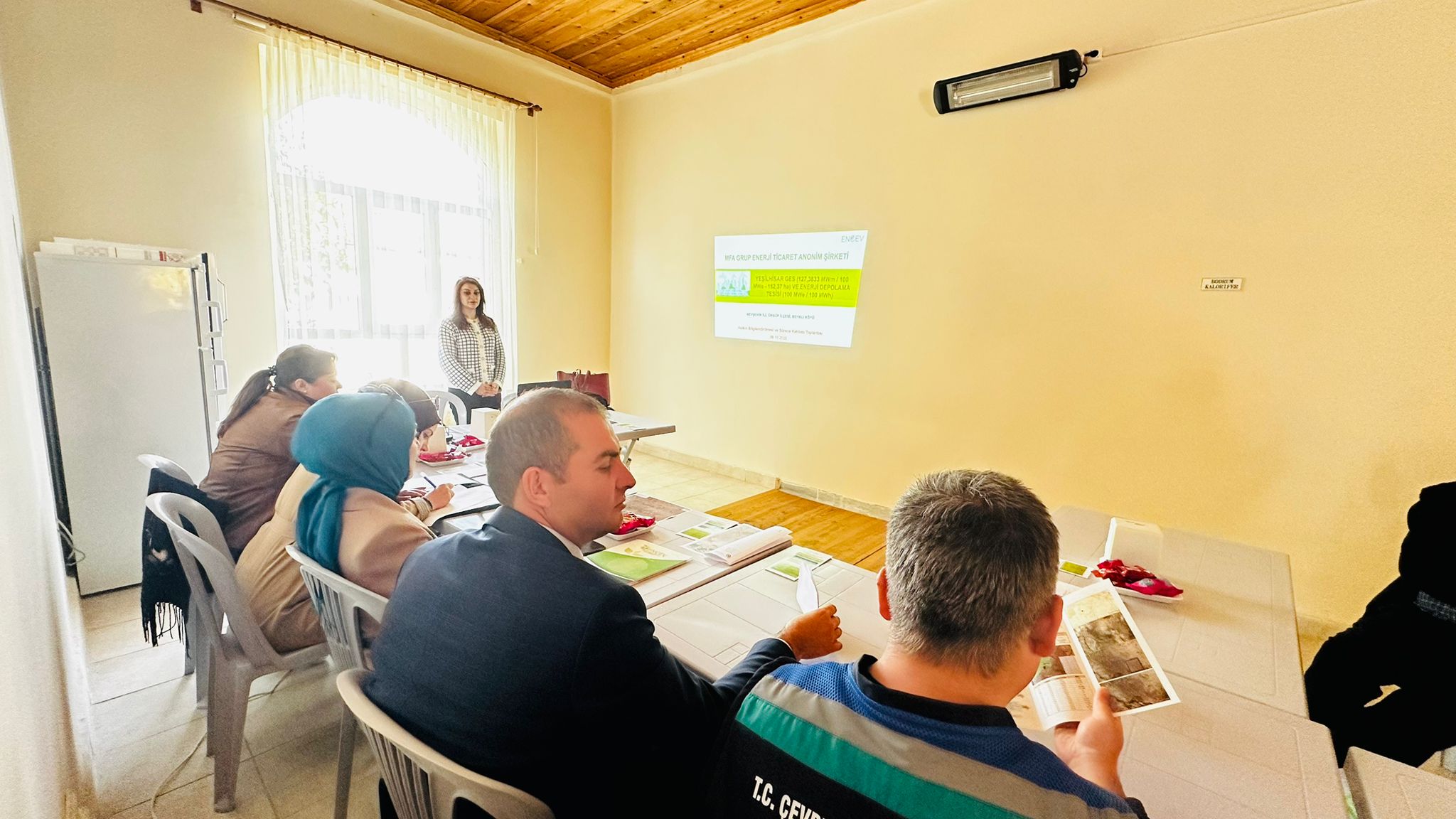 İl Müdürümüz Sayın Yasemin DEMİRÖRS Hanımefendi, ÇED süreci başlayan Nevşehir İli Ürgüp İlçesi Boyalı Köyü sınırlarında yapılması planlanan Güneş Enerjisi Santrali Projesi için Halkın Bilgilendirilmesi ve Sürece Katılımı toplantısına katılmıştır.