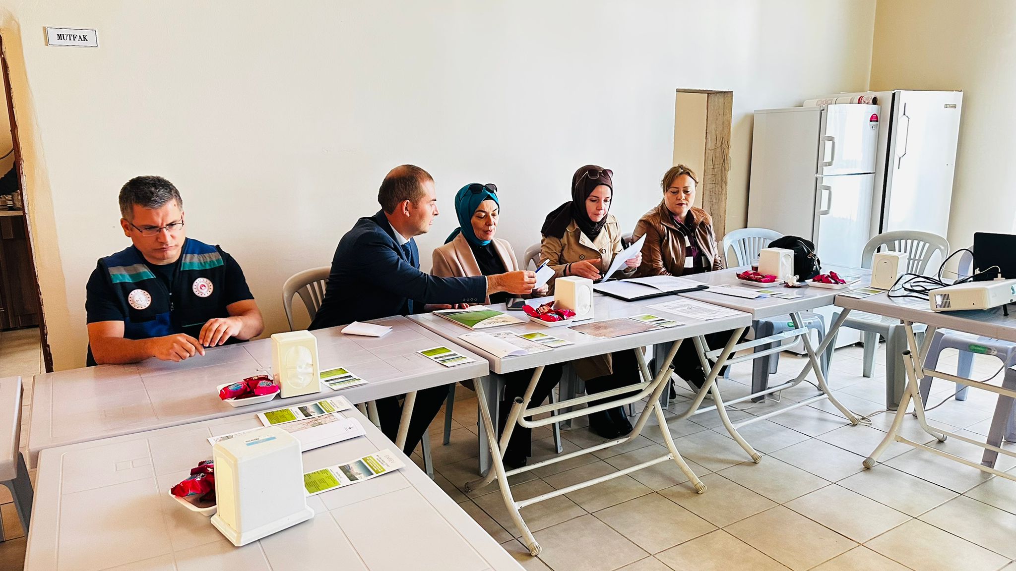 İl Müdürümüz Sayın Yasemin DEMİRÖRS Hanımefendi, ÇED süreci başlayan Nevşehir İli Ürgüp İlçesi Boyalı Köyü sınırlarında yapılması planlanan Güneş Enerjisi Santrali Projesi için Halkın Bilgilendirilmesi ve Sürece Katılımı toplantısına katılmıştır.