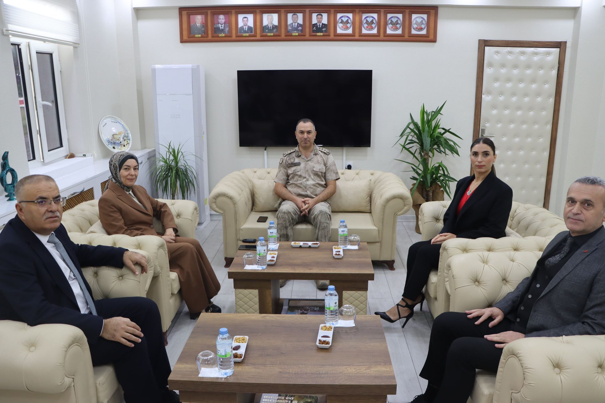 İl Müdürümüz Sn.Yasemin DEMİRÖRS Hanımefendi Nevşehir (JAKEM) Komutanı J. Albay Sn. Hüseyin FIRAT'I makamında ziyaret etmiştir. Misafirperverliklerinden dolayı Sn. Komutanımıza teşekkür ederiz.