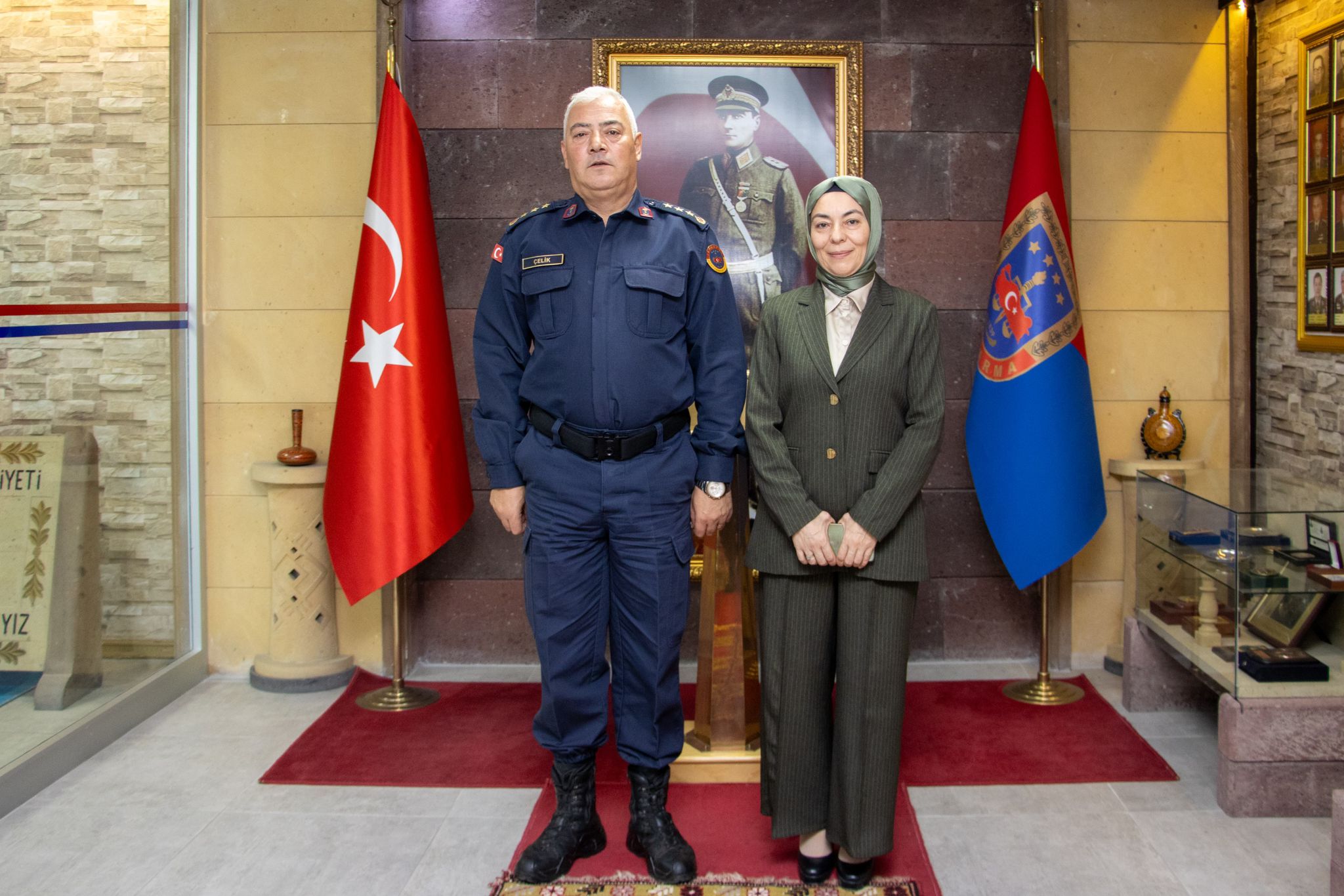 İl Müdürümüz Sn.Yasemin DEMİRÖRS Hanımefendi, Nevşehir İl Jandarma Komutanı (J.Kd. Albay) Sn. Mehmet ÇELİK'İ makamında ziyaret etmiştir. Misafirperverliklerinden dolayı Sn.Komutanımıza teşekkür ederiz.