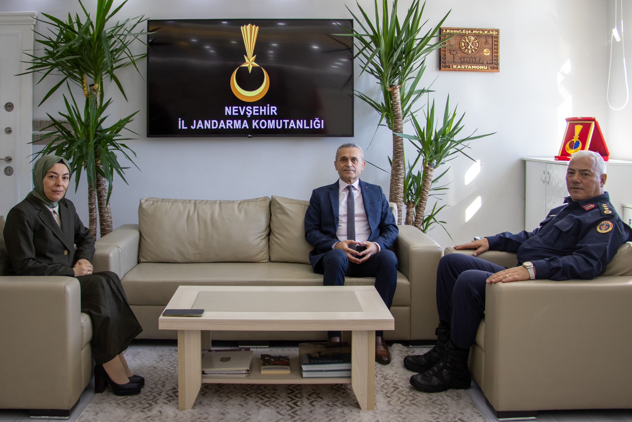 İl Müdürümüz Sn.Yasemin DEMİRÖRS Hanımefendi, Nevşehir İl Jandarma Komutanı (J.Kd. Albay) Sn. Mehmet ÇELİK'İ makamında ziyaret etmiştir. Misafirperverliklerinden dolayı Sn.Komutanımıza teşekkür ederiz.