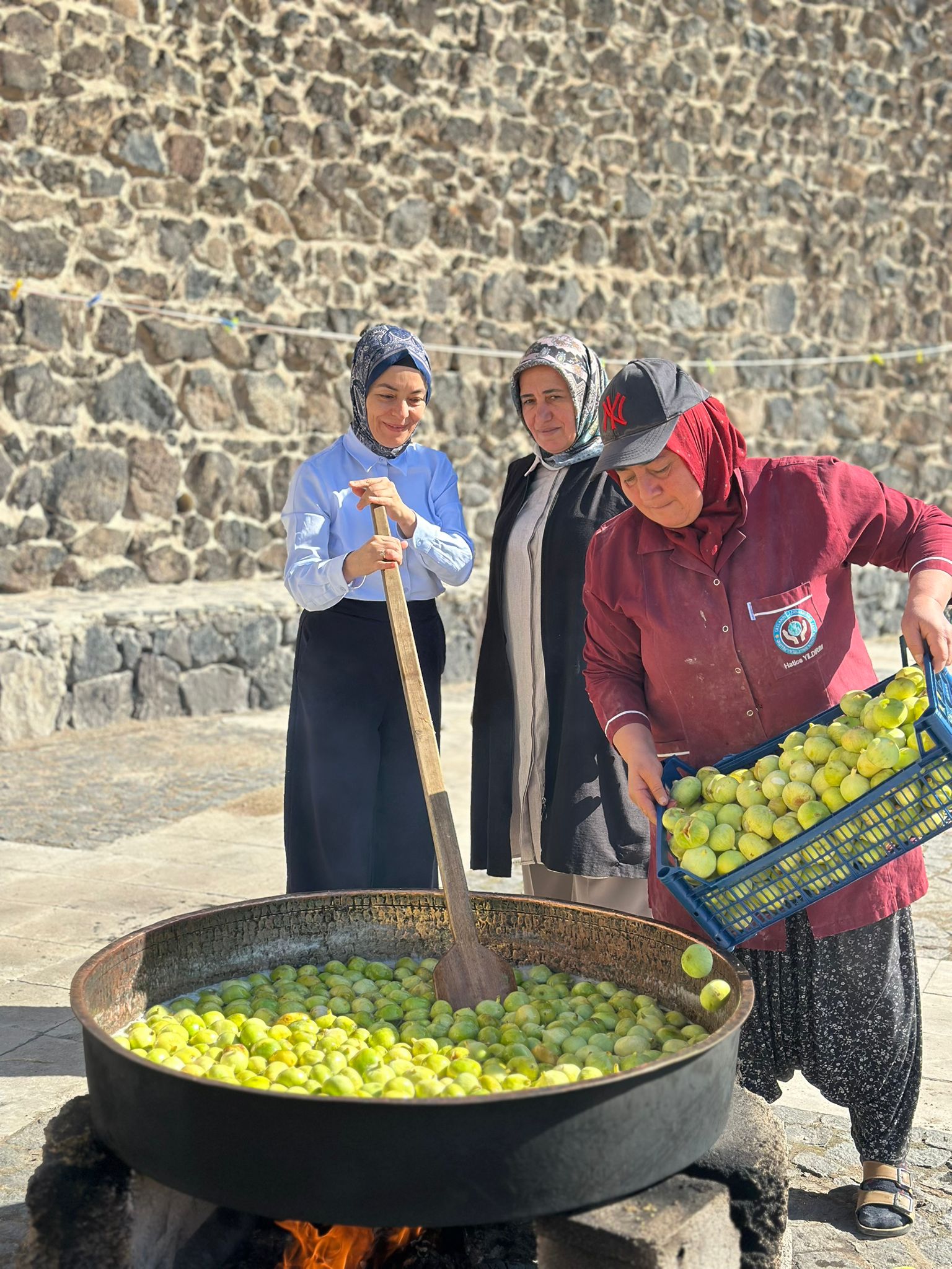 İl Müdürümüz Sn. Yasemin DEMİRÖRS Hanımefendi, Tatlarin Kadın Girişimi Üretme ve İşletme Kadın Kooperatifi tarafından gerçekleştirilen Kışlık Ürün Hazırlama etkinliğine katılım sağlamıştır.
