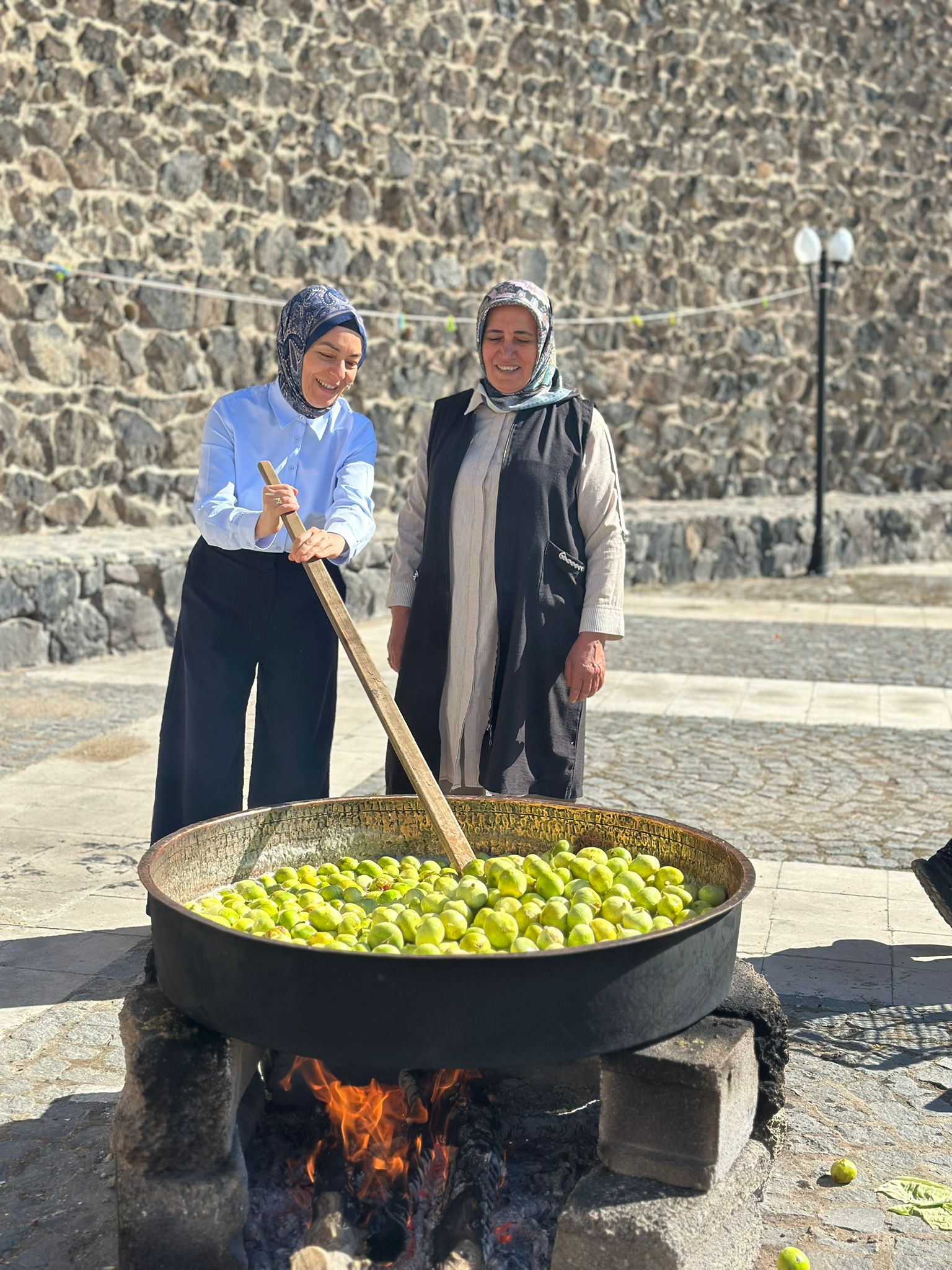 İl Müdürümüz Sn. Yasemin DEMİRÖRS Hanımefendi, Tatlarin Kadın Girişimi Üretme ve İşletme Kadın Kooperatifi tarafından gerçekleştirilen Kışlık Ürün Hazırlama etkinliğine katılım sağlamıştır.