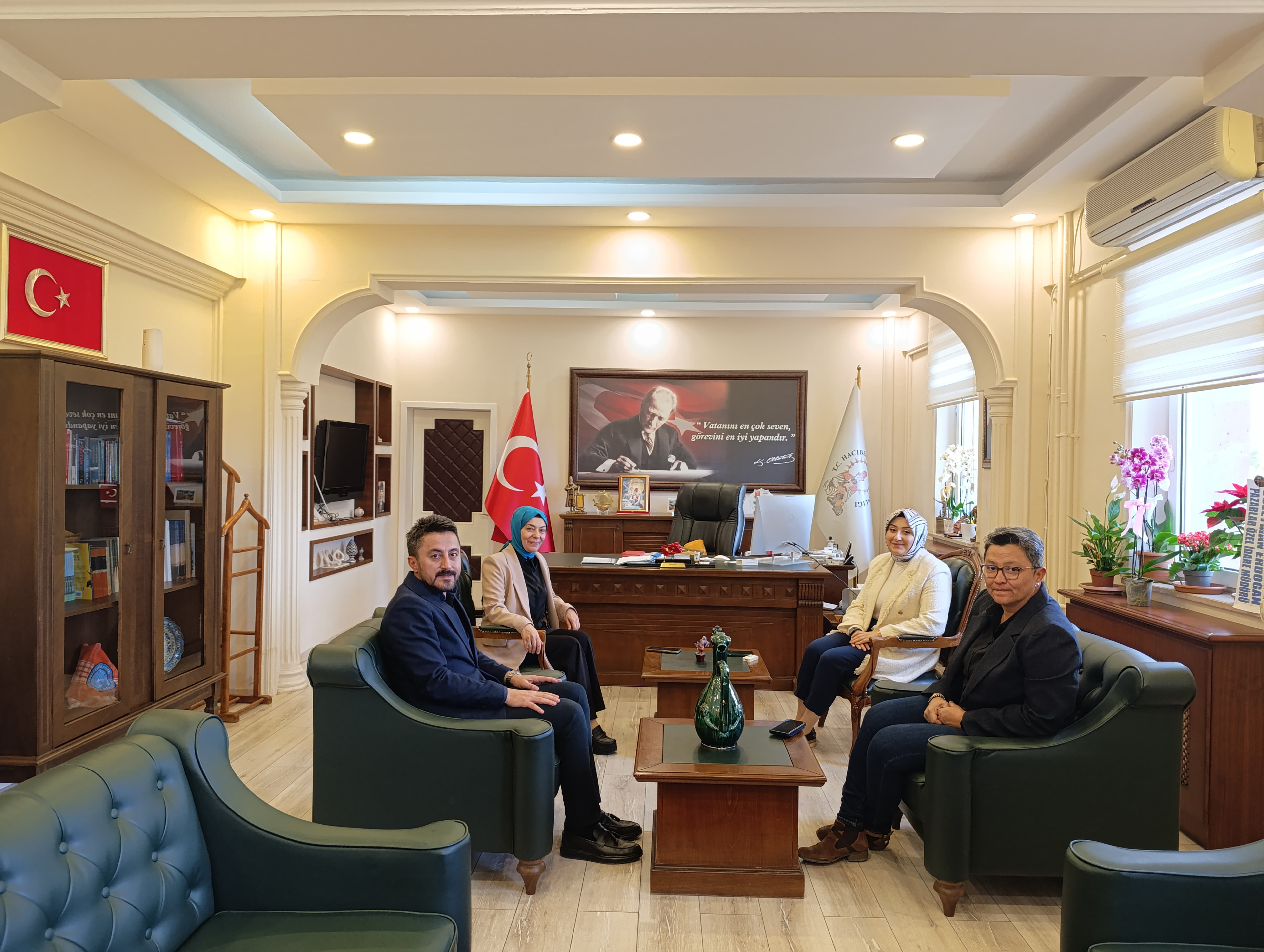 İl Müdürümüz Sn. Yasemin DEMİRÖRS Hanımefendi Nevşehir Hacıbektaş ilçesi Kaymakamlığına atanan Sn. Özlem DOĞAN Hanımefendiyi makamında ziyaret etmiştir. Sn. Kaymakamımıza hayırlı olsun diler göstermiş olduğu misafirperverlikten dolayı teşekkür ederiz.