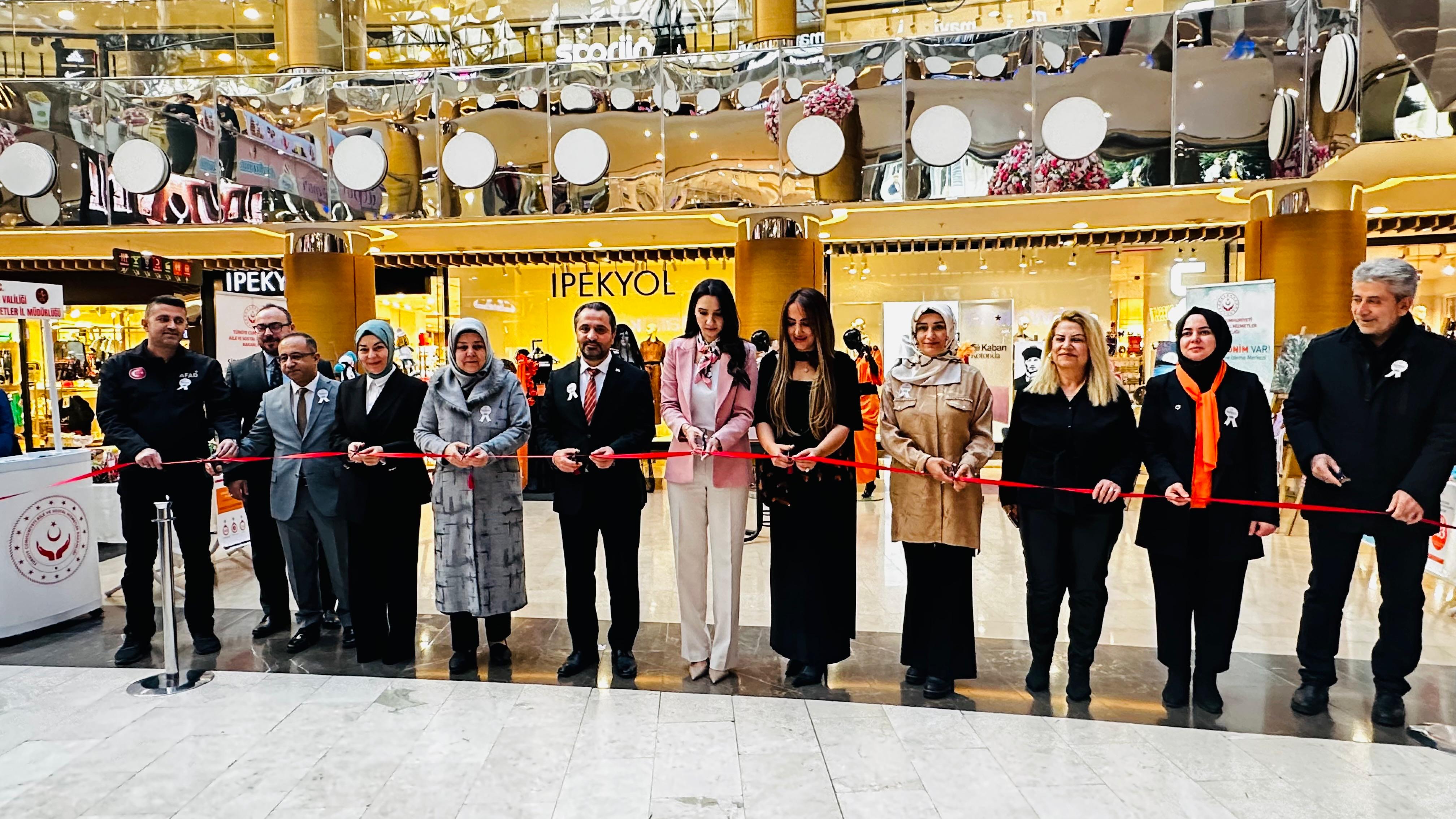 İl Müdürümüz Sn. Yasemin DEMİRÖRS Hanımefendi Nevşehir Nissara AVM' de düzenlenen 