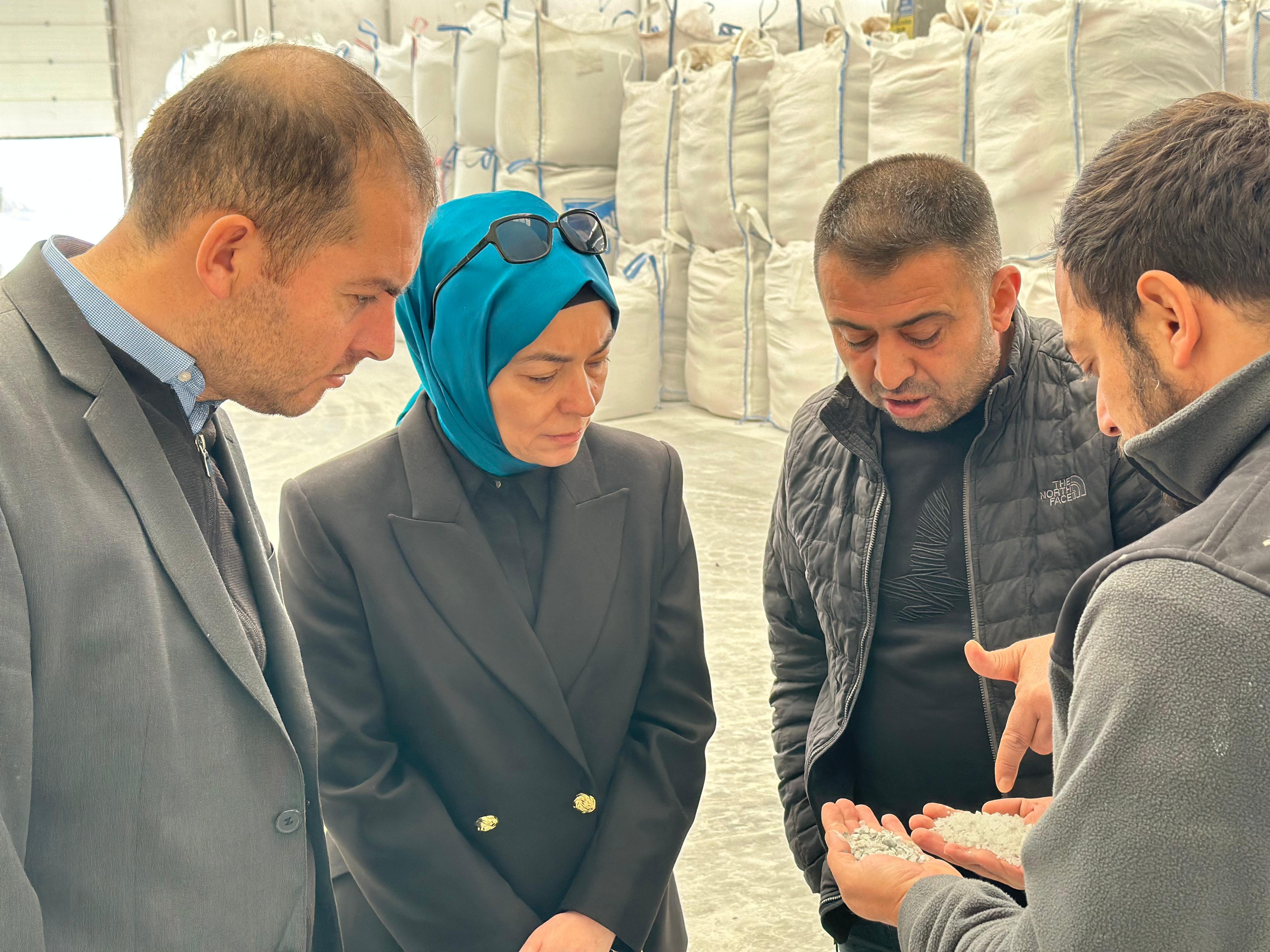 İl Müdürümüz Sn.Yasemin DEMİRÖRS Hanımefendi ve ÇED ve Çevre izinleri Şube Müdürü Mehmet YILDIRIM, Gülşehir ilçesinde bulunan Tuz üretim tesisinde inceleme ve denetimlerde bulunmuştur.