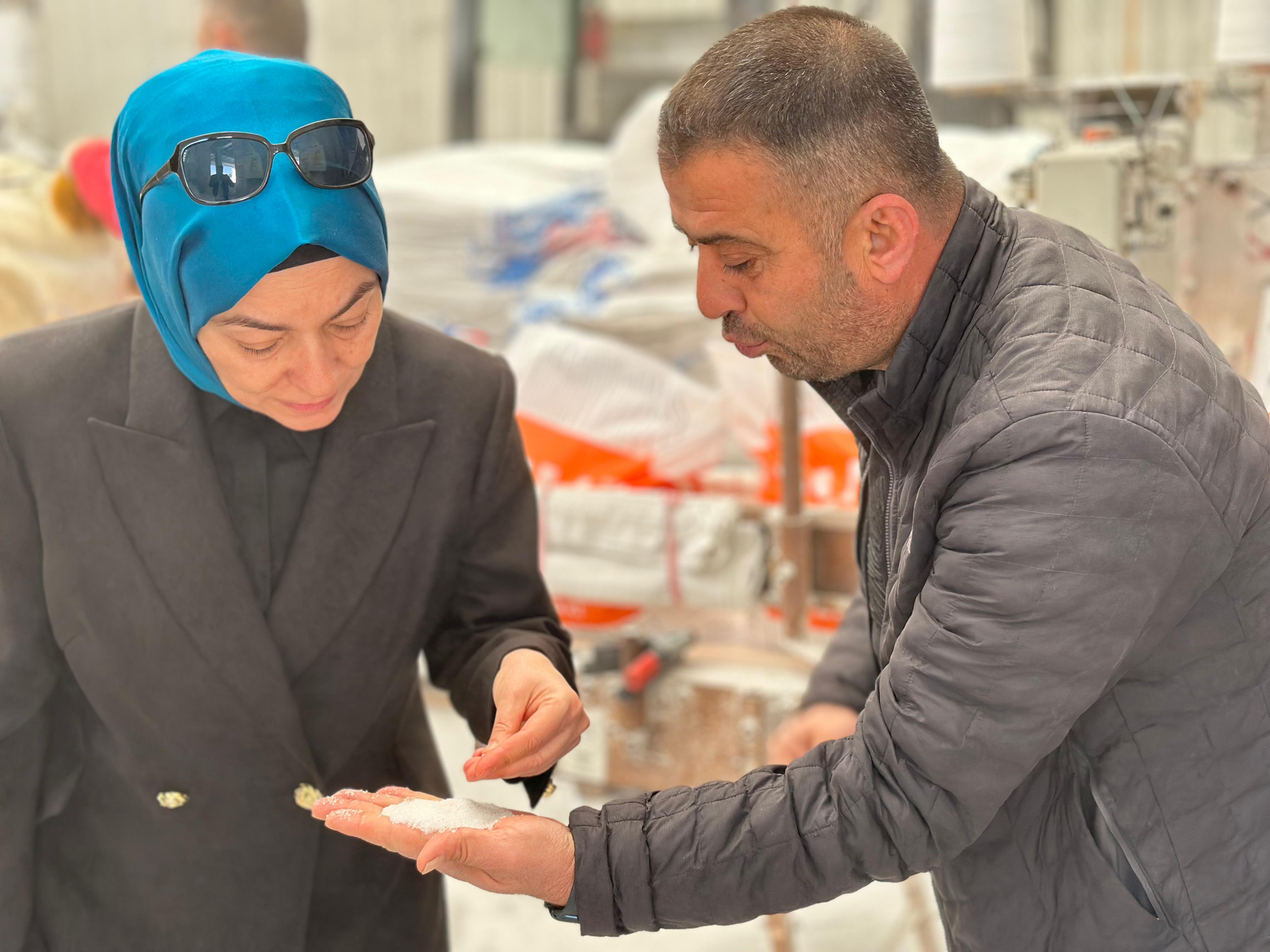 İl Müdürümüz Sn.Yasemin DEMİRÖRS Hanımefendi ve ÇED ve Çevre izinleri Şube Müdürü Mehmet YILDIRIM, Gülşehir ilçesinde bulunan Tuz üretim tesisinde inceleme ve denetimlerde bulunmuştur.