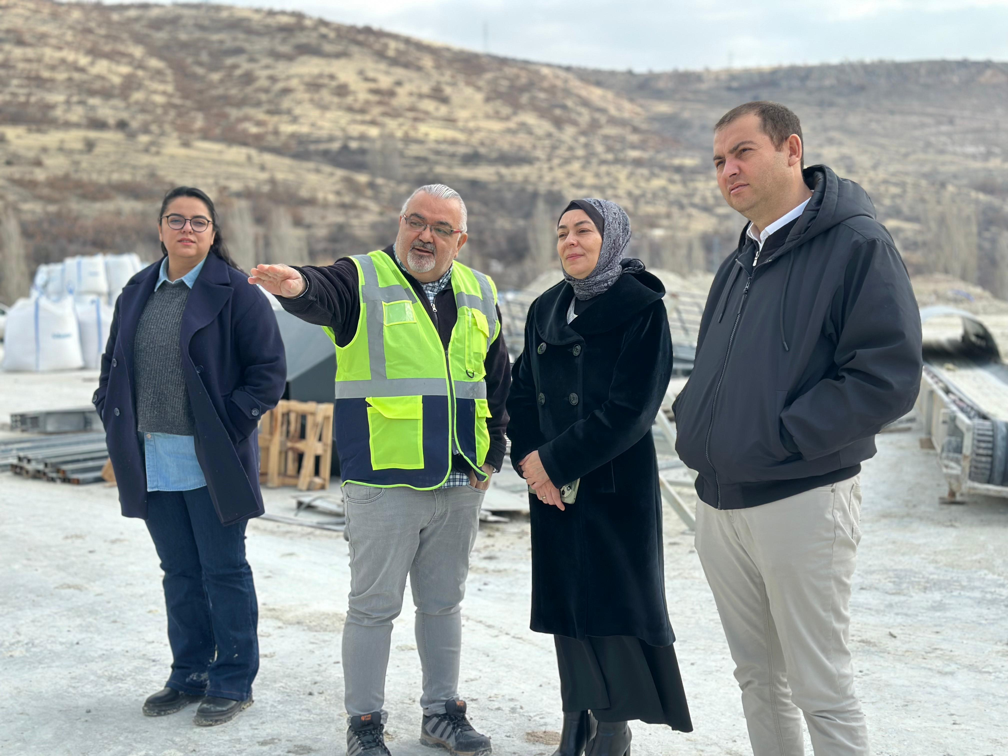 İl Müdürümüz Sn. Yasemin DEMİRÖRS Hanımefendi ve ÇED ve Çevre izinleri Şube Müdürü Mehmet YILDIRIM Ürgüp ilçesinde bulunan maden şirketinde denetim ve incelemelerde bulunmuştur.