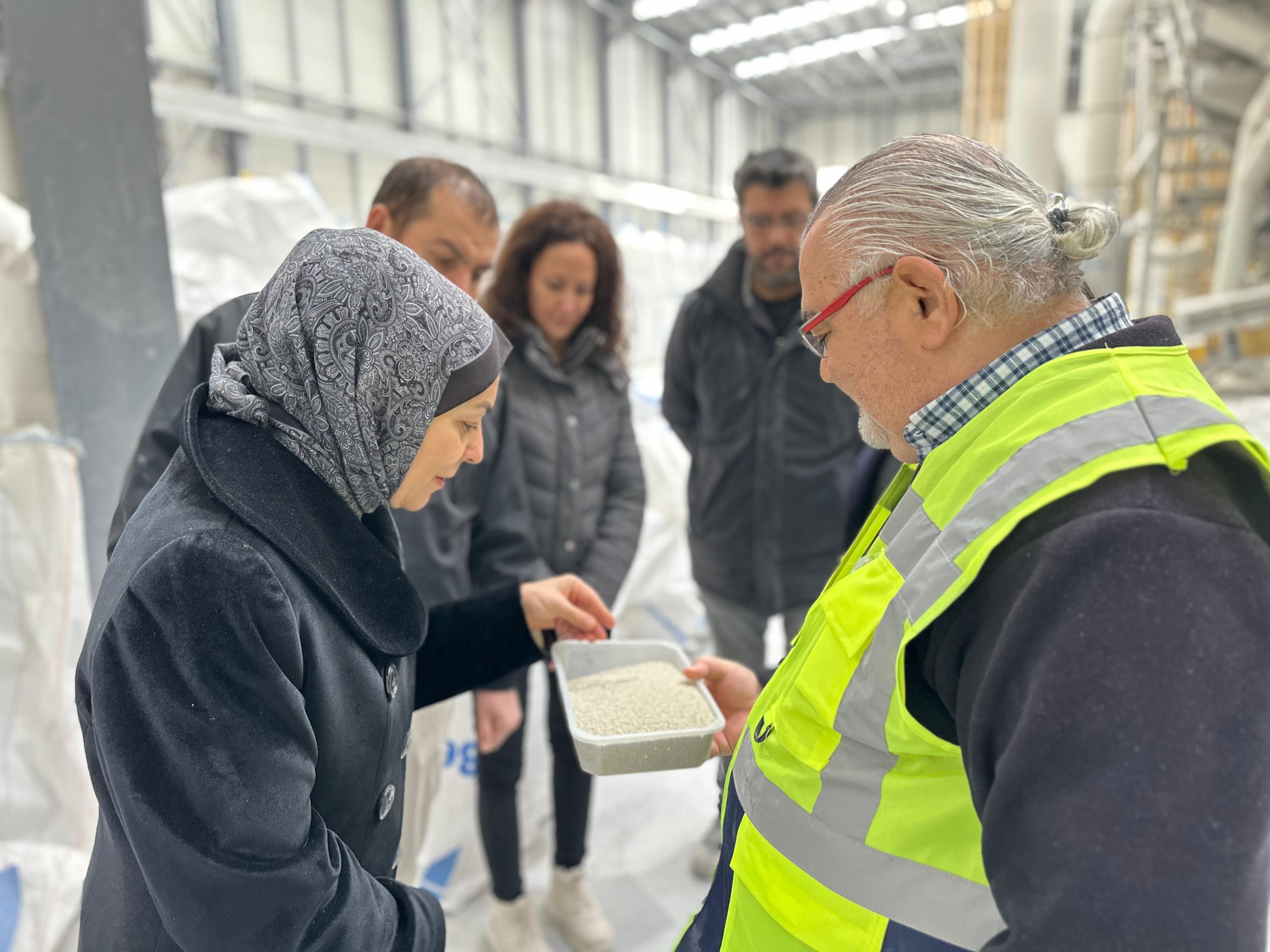 İl Müdürümüz Sn. Yasemin DEMİRÖRS Hanımefendi ve ÇED ve Çevre izinleri Şube Müdürü Mehmet YILDIRIM Ürgüp ilçesinde bulunan maden şirketinde denetim ve incelemelerde bulunmuştur.