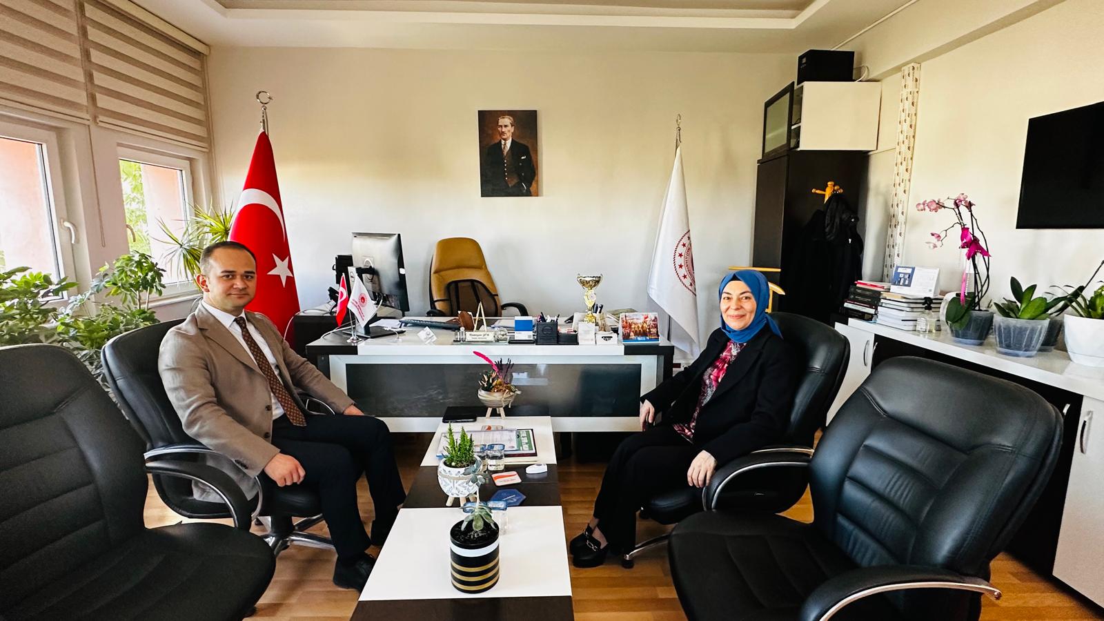 Kozaklı Kaymakamı Sn. Mert AÇAR İl Müdürümüz Sn. Yasemin DEMİRÖRS Hanımefendiyi makamında ziyaret etmiştir. Sn. Kaymakamımıza nazik ziyaretlerinden dolayı teşekkür ederiz.