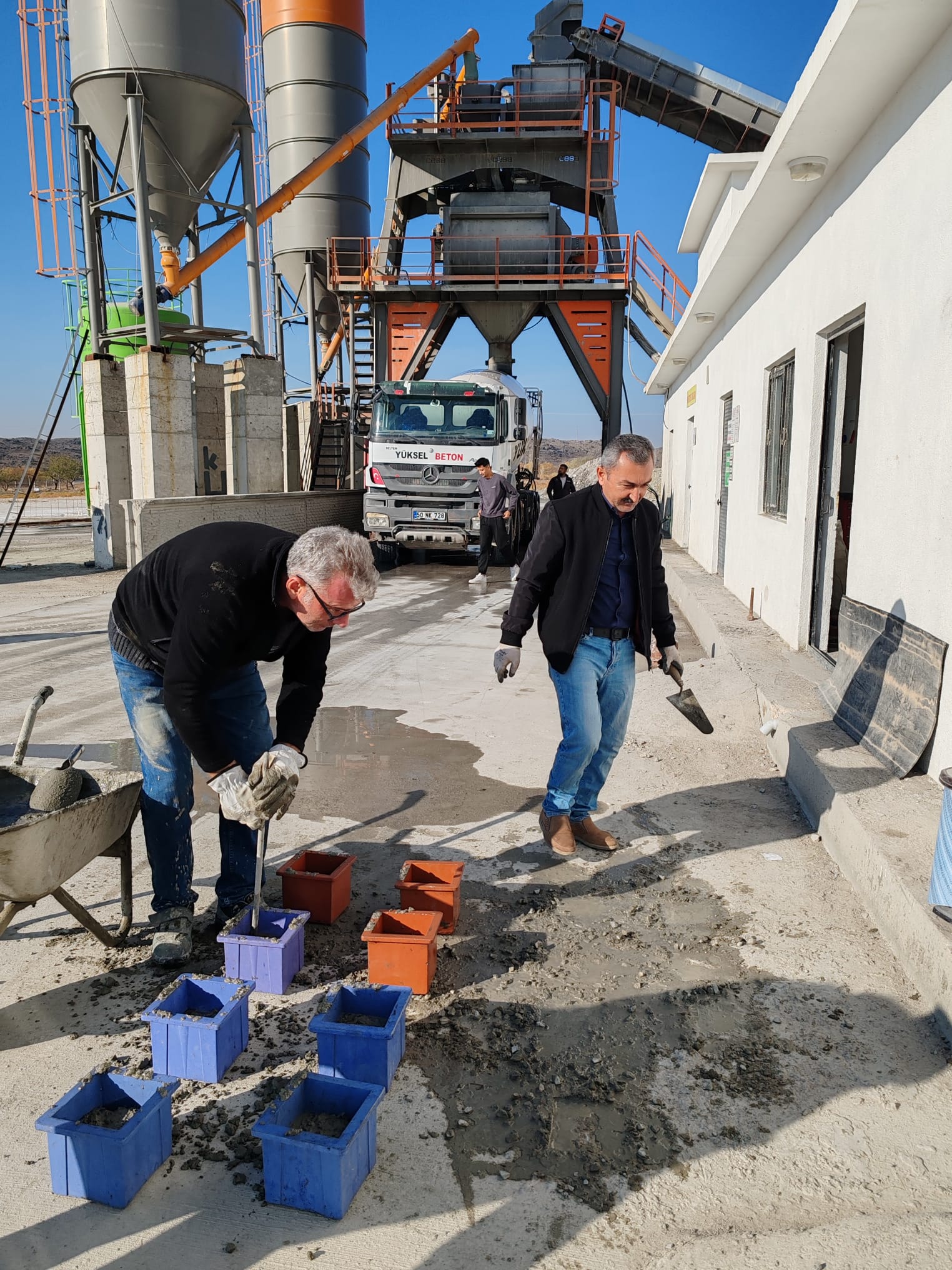 Müdürlüğümüz Yapı Denetim ve Yapı Malzemeleri Şube Müdürlüğü teknik personellerince beton santralinde denetimlerde bulunulmuştur.