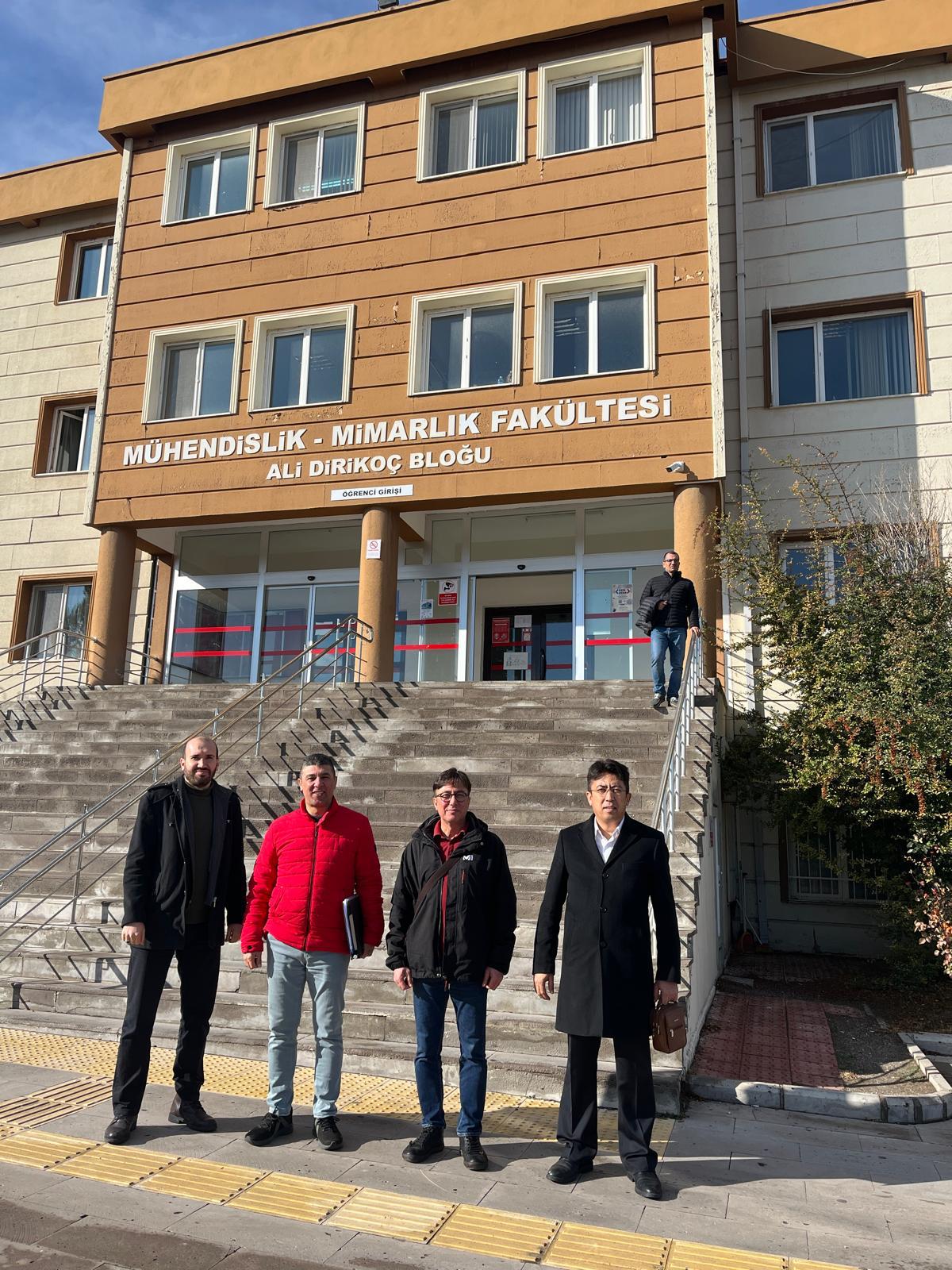 Nevşehir Hacı Bektaş Veli Üniversitesi’nin beş yıllık süresi dolan Sıfır Atık Belgesi, üniversitenin yenileme talebi üzerine Nevşehir Çevre, Şehircilik ve İklim Değişikliği İl Müdürlüğü teknik ekiplerince yapılan yerinde denetim sonrasında yeniden verildi