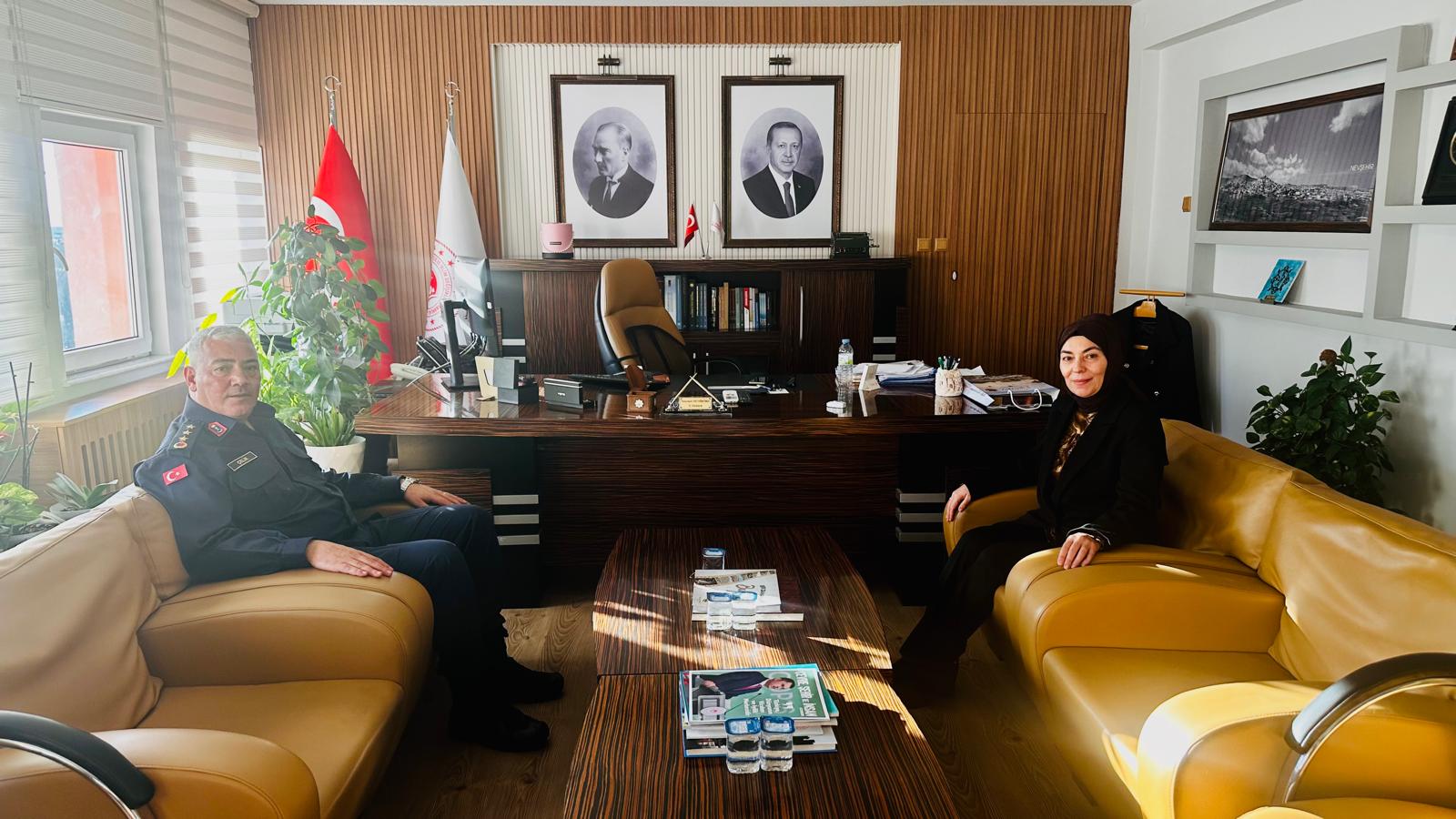 Nevşehir İl Jandarma Komutanı J. Kıdemli Albay Sn. Mehmet ÇELİK İl Müdürümüz Sn.Yasemin DEMİRÖRS Hanımefendiyi makamında ziyaret etmiştir. Nazik ziyaretlerinden dolayı Sn. Komutanımıza teşekkür ederiz.
