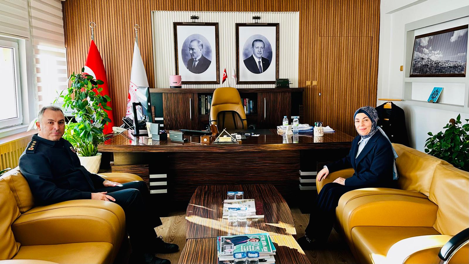 Nevşehir (JAKEM) Komutanı J. Albay Hüseyin FIRAT İl Müdürümüz Sn.Yasemin DEMİRÖRS Hanımefendiyi makamında ziyaret etmiştir. Nazik ziyaretlerinden dolayı Sn. Komutanımıza teşekkür ederiz.