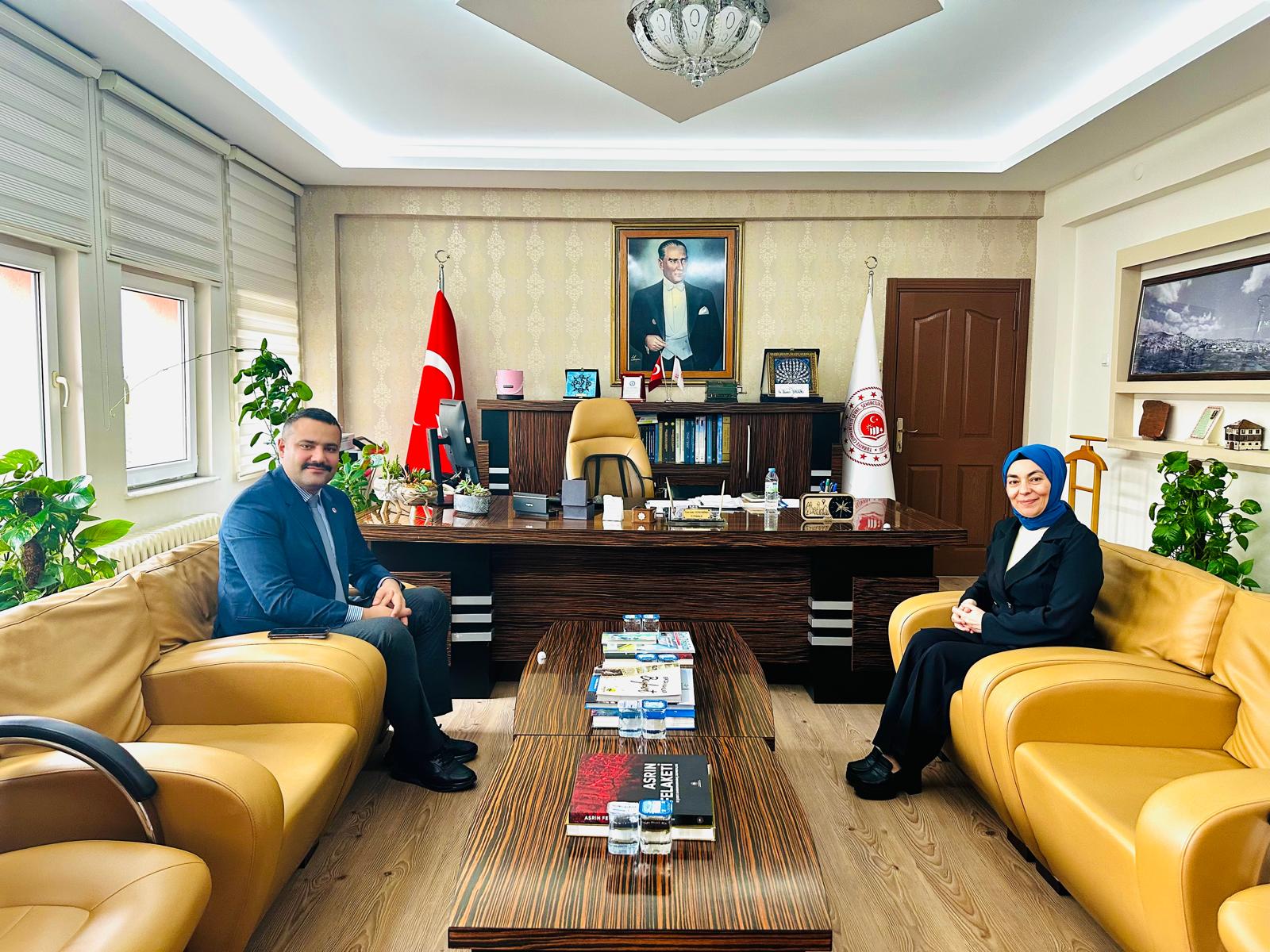 Nevşehir Kozaklı Kaymakamı Sn.Yasin GÜRKAN, İl Müdürümüz Sn.Yasemin DEMİRÖRS Hanımefendiyi makamında ziyaret etmiştir. Nazik ziyaretlerinden dolayı kendilerine teşekkür ederiz.