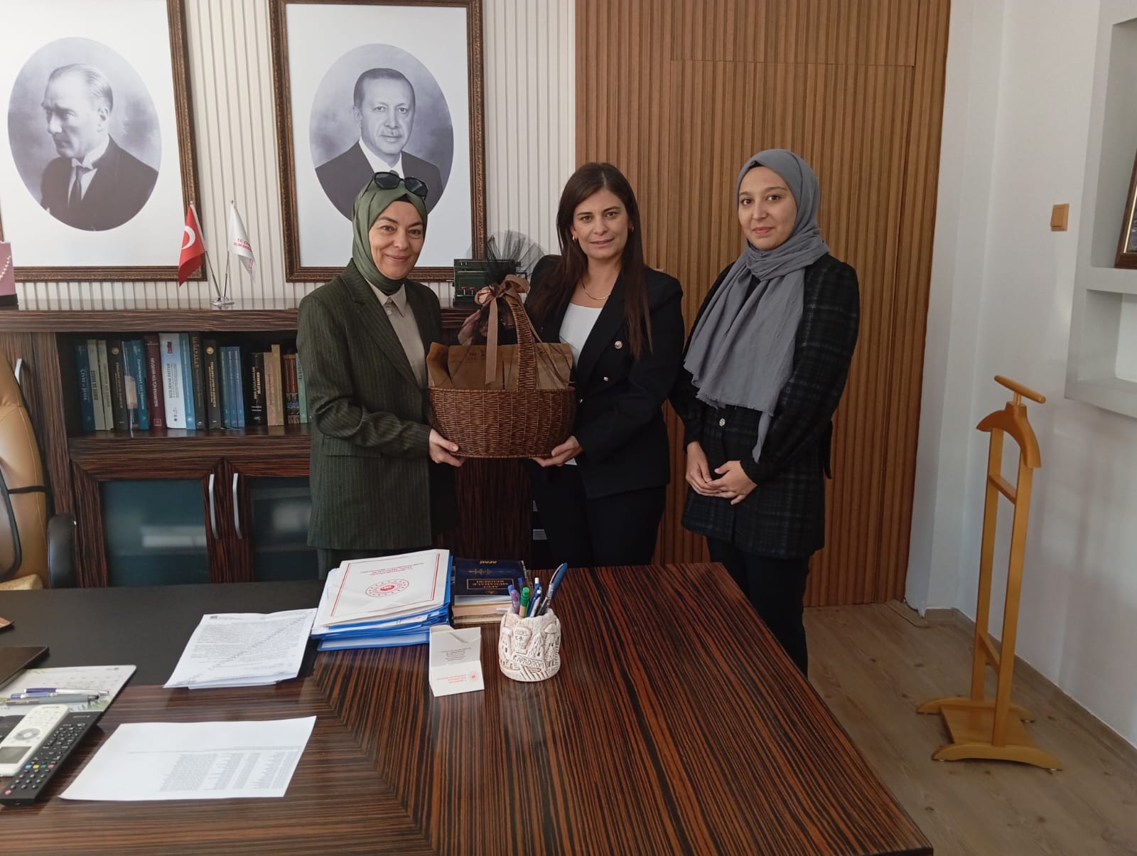 Nevşehir Özçelik Geri Dönüşüm Firması yetkilileri Sn.Ayşegül ÖZÇELİK ve Sn.Rümeysa ÖZDEMİR İl Müdürümüz Sn.Yasemin DEMİRÖRS Hanımefendiyi makamında ziyaret etmiştir. Nazik ziyaretlerinden dolayı kendilerine teşekkür ederiz.