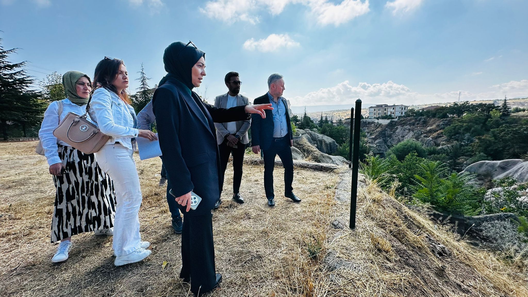 Proje ekibimiz tarafından hazirlanan Mikro Klimatik Konfor Alanı projesi için Ortahisar kasabasında İl Müdürümüz Sn.Yasemin DEMİRÖRS hanimefendi, Ortahisar Belediye Başkanı Mustafa ATEŞ ve teknik personellerce  yerinde incelemeler yapılmıştır.