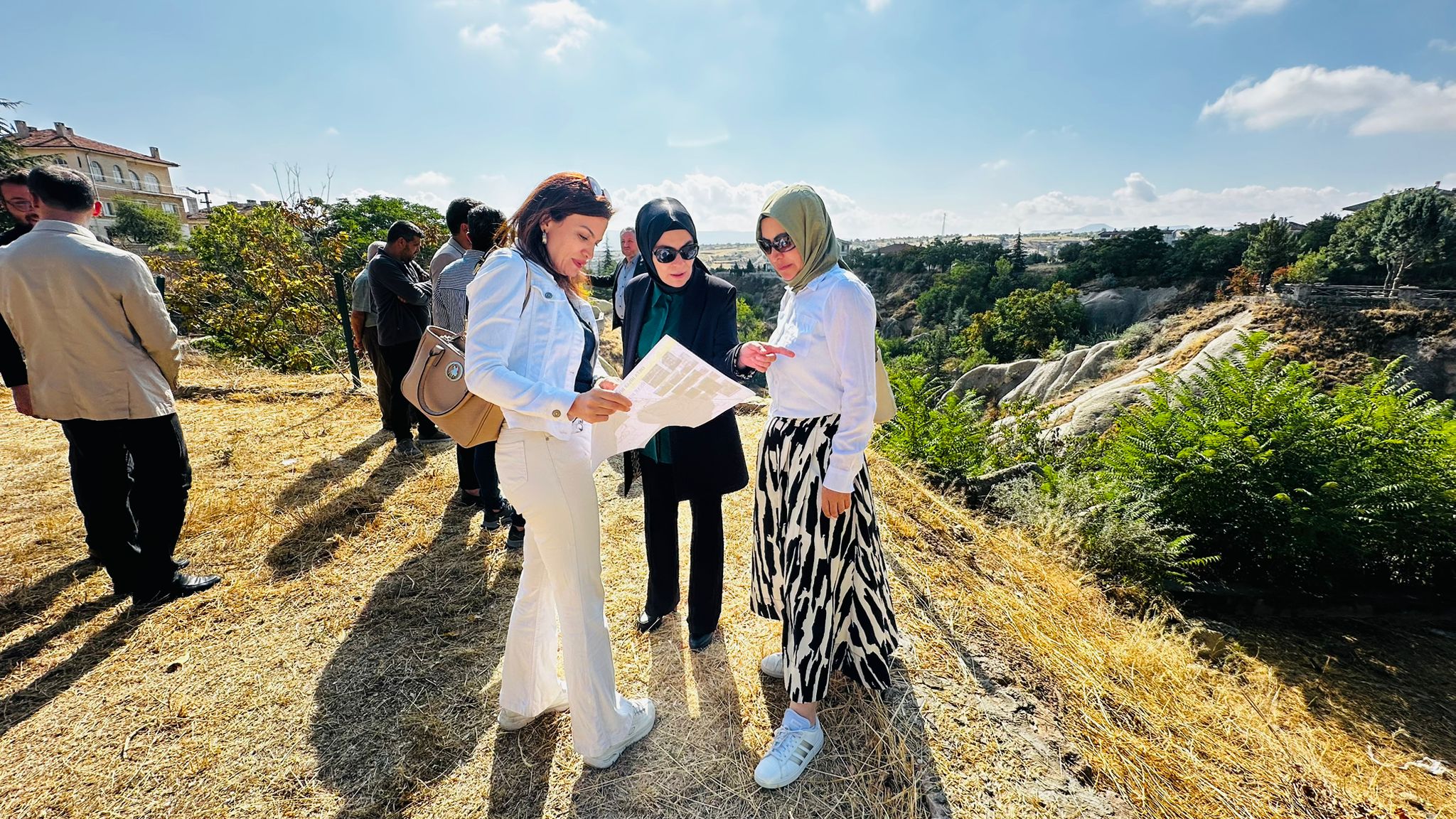 Proje ekibimiz tarafından hazirlanan Mikro Klimatik Konfor Alanı projesi için Ortahisar kasabasında İl Müdürümüz Sn.Yasemin DEMİRÖRS hanimefendi, Ortahisar Belediye Başkanı Mustafa ATEŞ ve teknik personellerce  yerinde incelemeler yapılmıştır.