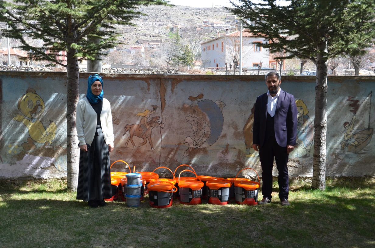 Kardeş Okulumuz Şehit Yusuf Diri Ortaokuluna Boyaları Teslim Ettik