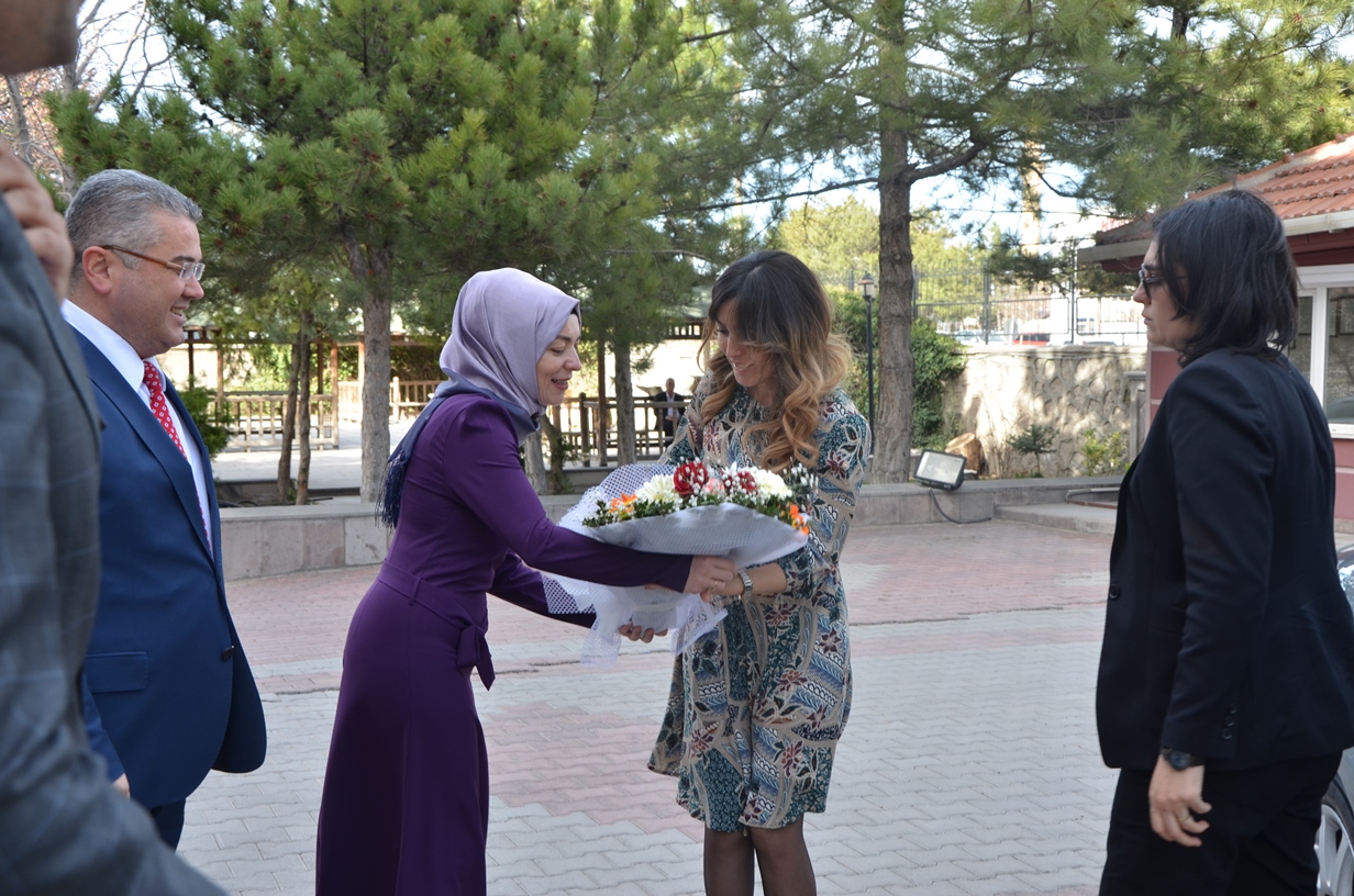 Valimiz Sayın Yılmaz Şimşek’in Eşi Dr. Çiğdem Olgun Şimşek Hanımefendi, İl Sağlık Müdürü Dr. Ertan Değirmencioğlu ile beraber İl Müdürlüğümüzü ziyaret etti.