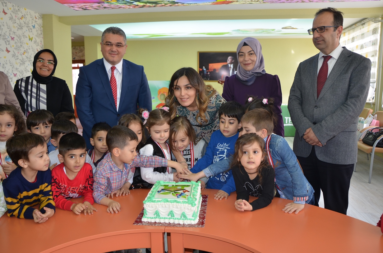 Valimiz Sayın Yılmaz Şimşek’in Eşi Dr. Çiğdem Olgun Şimşek Hanımefendi, İl Sağlık Müdürü Dr. Ertan Değirmencioğlu ile beraber İl Müdürlüğümüzü ziyaret etti.