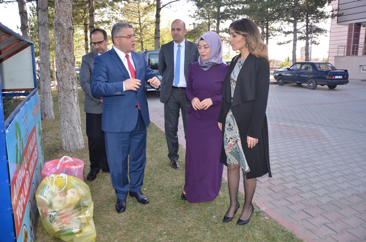 Valimiz Sayın Yılmaz Şimşek’in Eşi Dr. Çiğdem Olgun Şimşek Hanımefendi, İl Sağlık Müdürü Dr. Ertan Değirmencioğlu ile beraber İl Müdürlüğümüzü ziyaret etti.