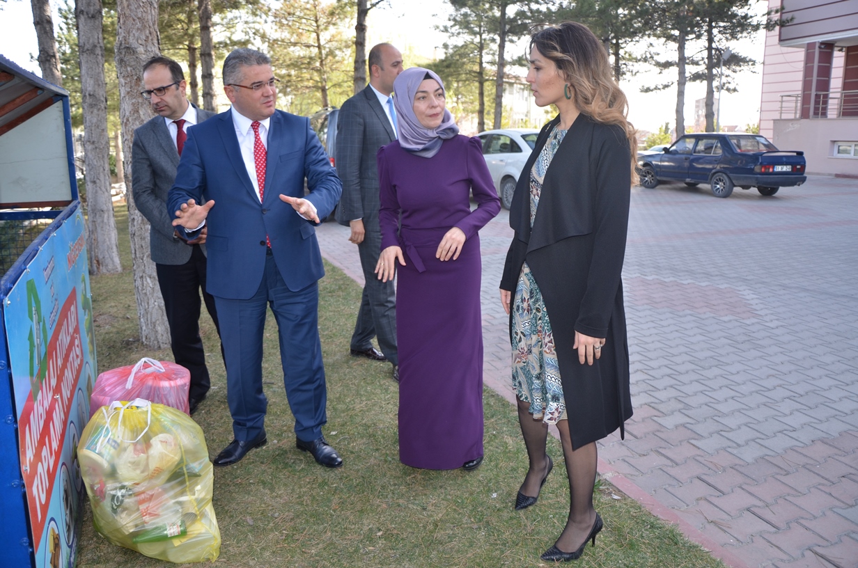 Valimiz Sayın Yılmaz Şimşek’in Eşi Dr. Çiğdem Olgun Şimşek Hanımefendi, İl Sağlık Müdürü Dr. Ertan Değirmencioğlu ile beraber İl Müdürlüğümüzü ziyaret etti.