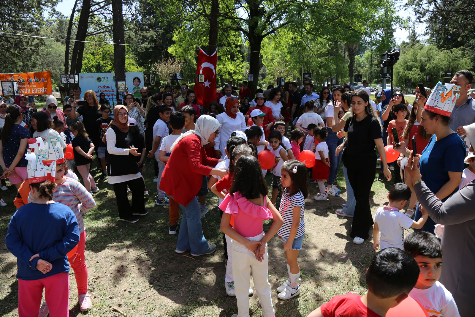 23 Nisan Ulusal Egemenlik ve Çocuk Bayramında Çevre, Şehircilik ve İklim Değişikliği Bakanlığı olarak, 81 ilimizde eş zamanlı olarak Çevre ve Çocuk Şenliği düzenlendi.