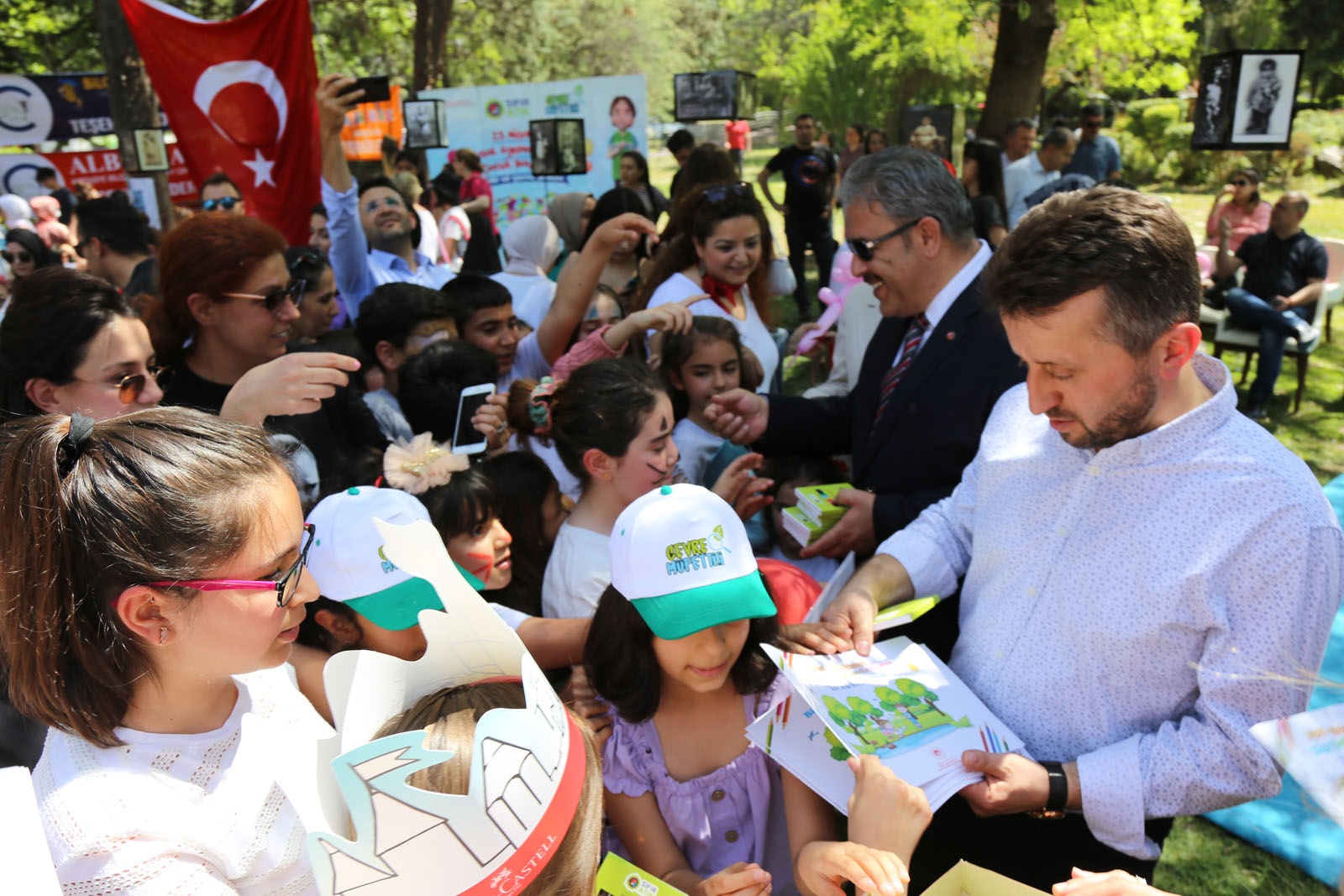 23 Nisan Ulusal Egemenlik ve Çocuk Bayramında Çevre, Şehircilik ve İklim Değişikliği Bakanlığı olarak, 81 ilimizde eş zamanlı olarak Çevre ve Çocuk Şenliği düzenlendi.