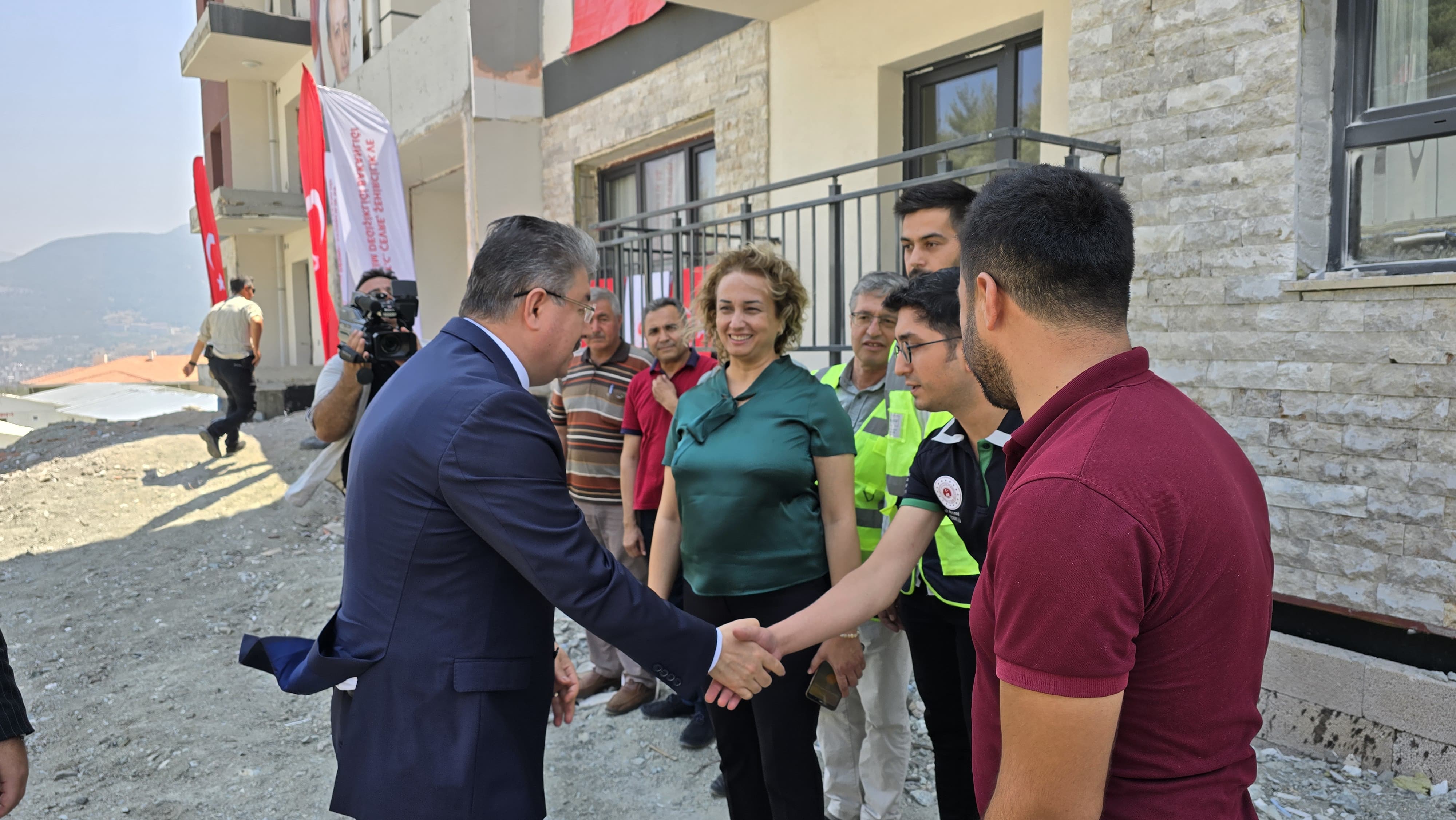 Valimiz Sayın Dr. Erdinç YILMAZ, Bahçe Kalıcı Deprem Konutlarında İncelemelerde Bulundu.