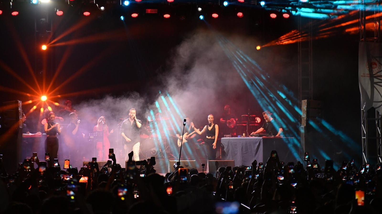 Bakanlığımızın Katkılarıyla Düzenlenen Sinan Akçıl Konserine Yoğun İlgi