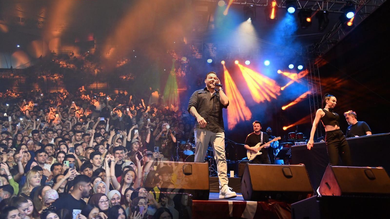 Bakanlığımızın Katkılarıyla Düzenlenen Sinan Akçıl Konserine Yoğun İlgi