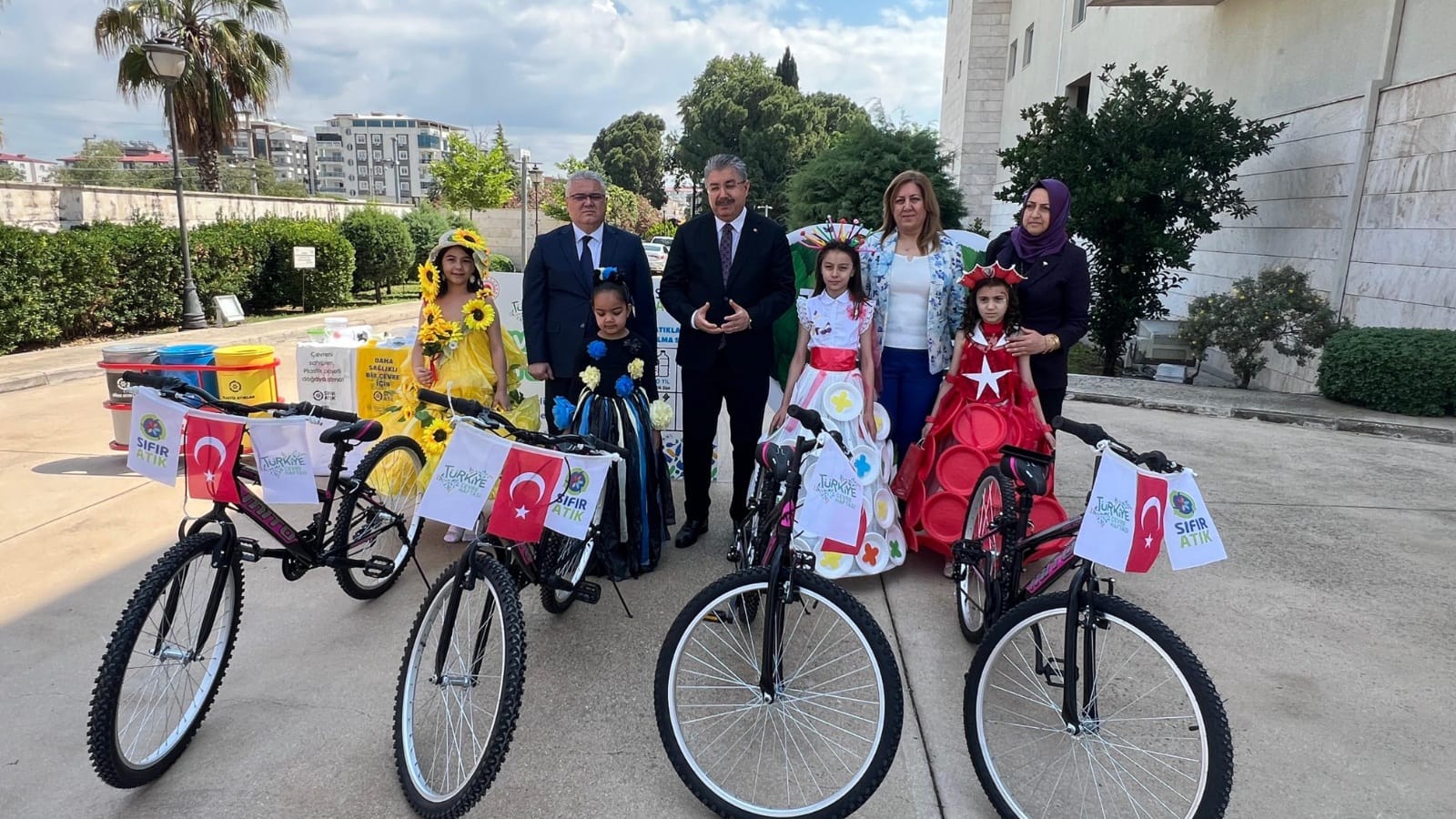 Etkinlik-2 Çevre Haftası (Plastikten Kıyafetli Öğrencilere Bisiklet  Hediyesi)