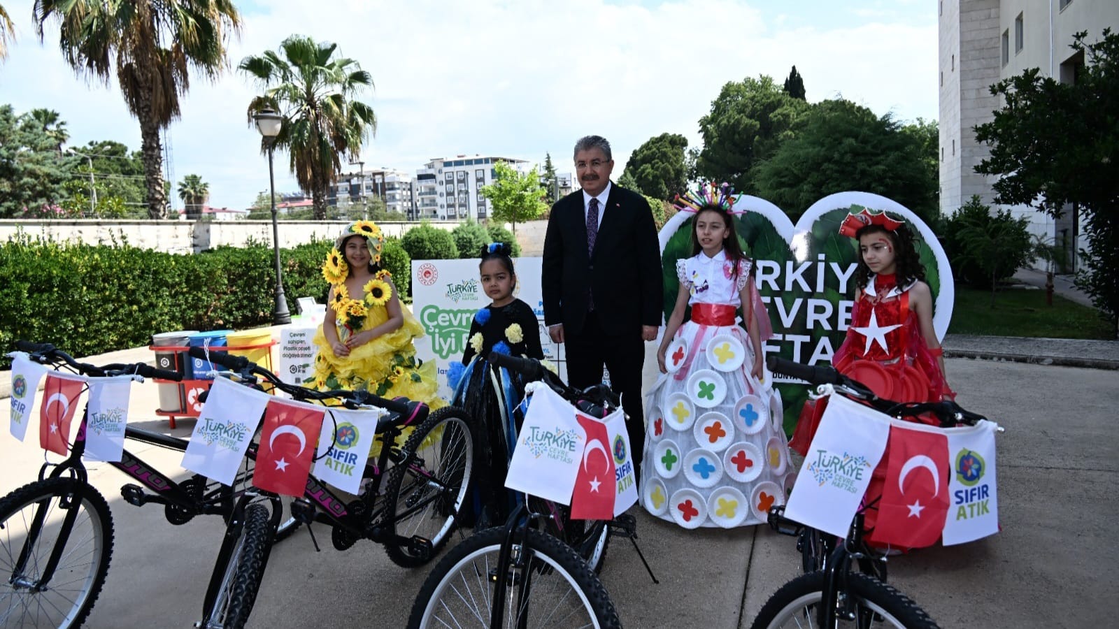 Etkinlik-2 Çevre Haftası (Plastikten Kıyafetli Öğrencilere Bisiklet  Hediyesi)
