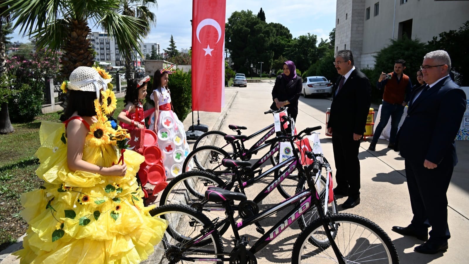 Etkinlik-2 Çevre Haftası (Plastikten Kıyafetli Öğrencilere Bisiklet  Hediyesi)