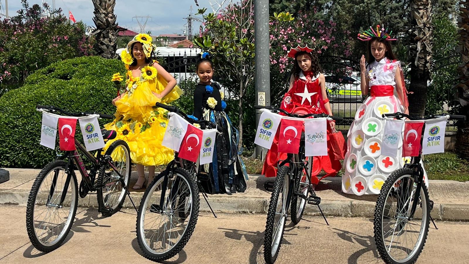 Etkinlik-2 Çevre Haftası (Plastikten Kıyafetli Öğrencilere Bisiklet  Hediyesi)