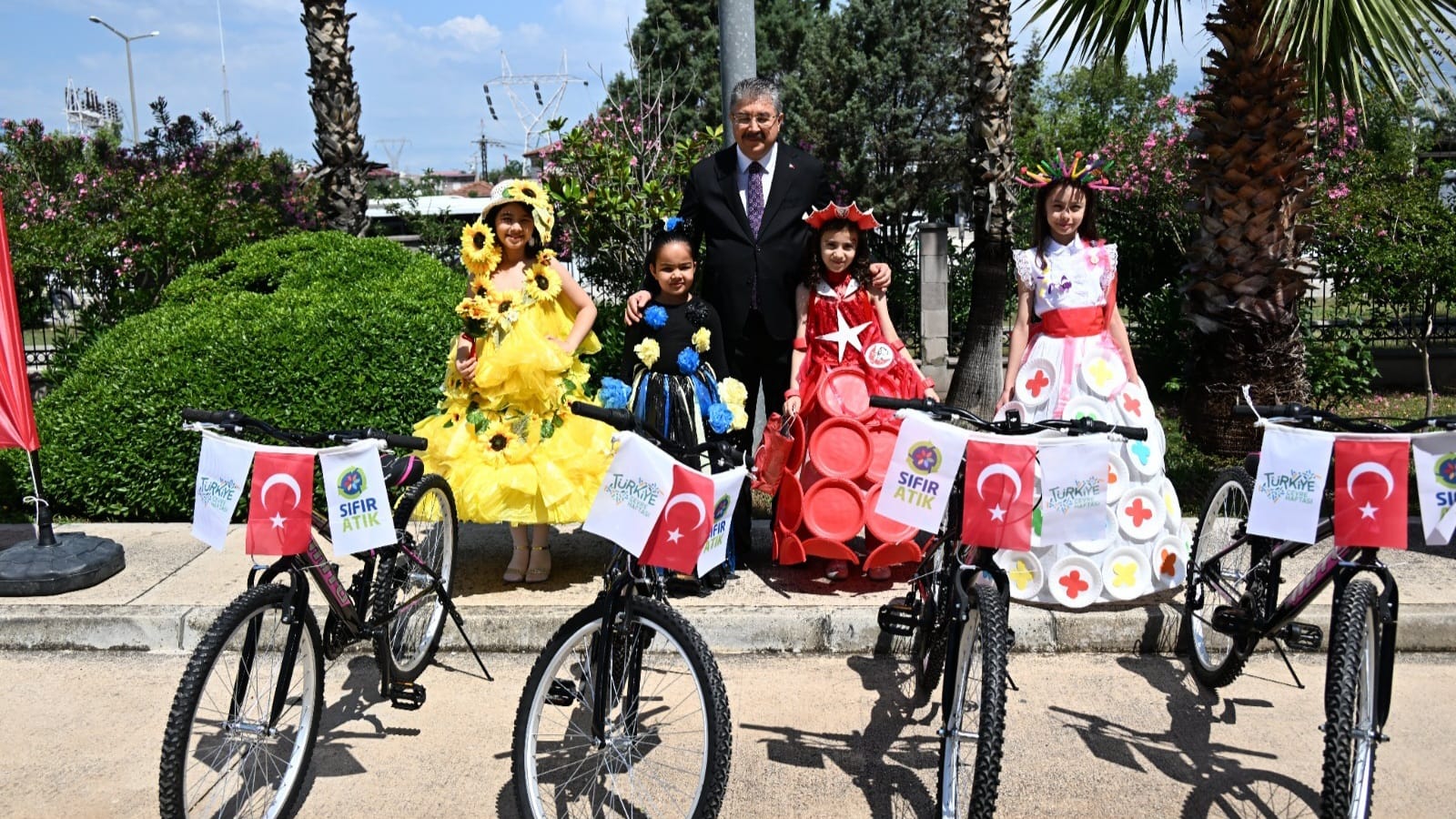 Etkinlik-2 Çevre Haftası (Plastikten Kıyafetli Öğrencilere Bisiklet  Hediyesi)