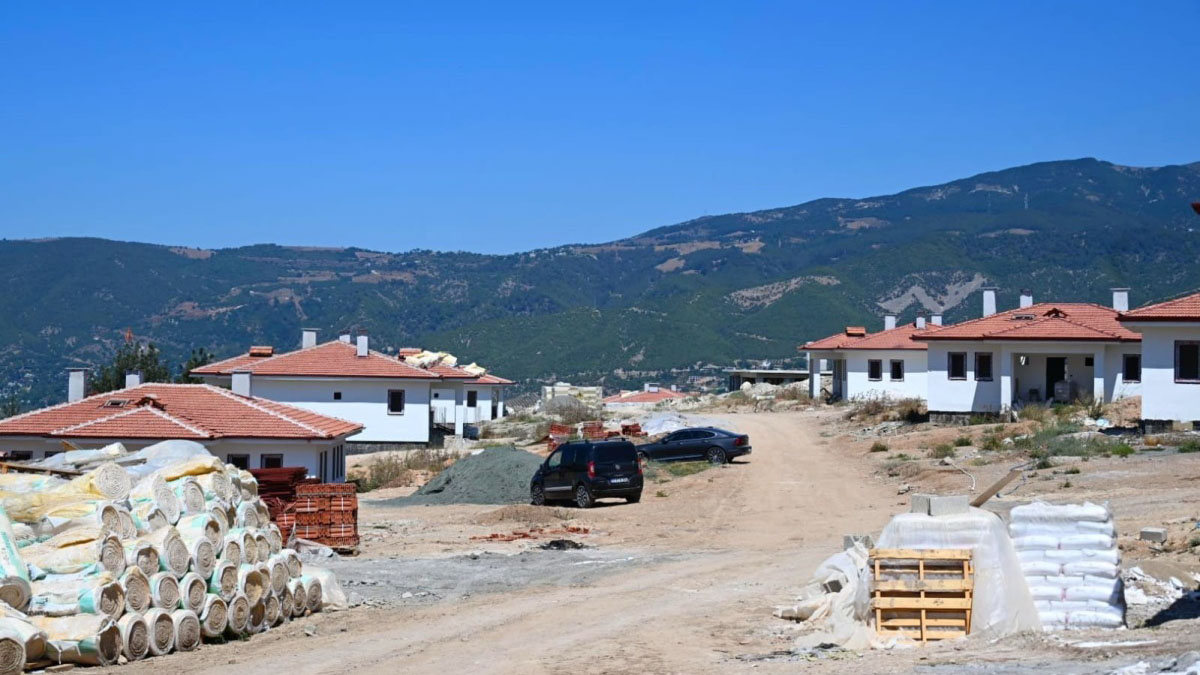 Hasanbeyli İlçemizin Çolaklı Köyünde Yapımı Devam Eden 33 Adet  Kırsal Deprem Konutlarında İnceleme