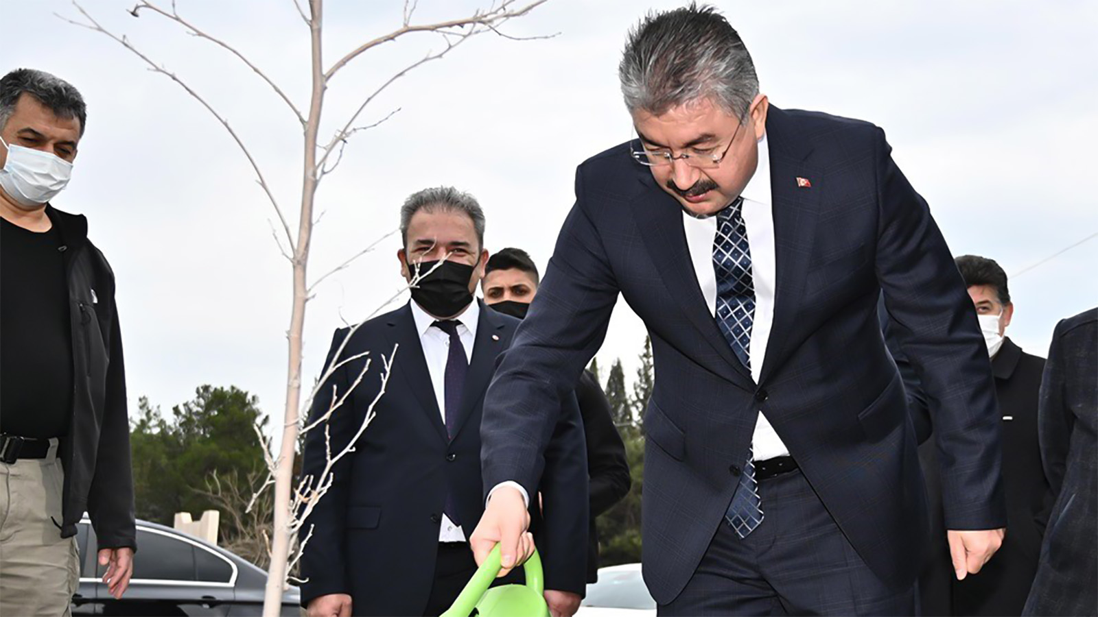 İl Müdürümüz İrfan Remzi YILMAZ Tellioğulları (Mezarlık) Camii bahçesinde, yıkılma tehlikesi bulunduğu için kesilen 4 ağacın yerine 10 çınar fidanı dikilmesi için düzenlenen parograma katıldı.