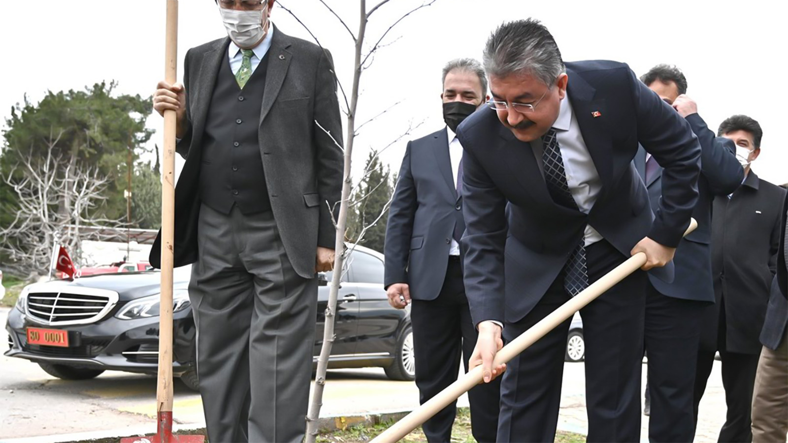 İl Müdürümüz İrfan Remzi YILMAZ Tellioğulları (Mezarlık) Camii bahçesinde, yıkılma tehlikesi bulunduğu için kesilen 4 ağacın yerine 10 çınar fidanı dikilmesi için düzenlenen parograma katıldı.