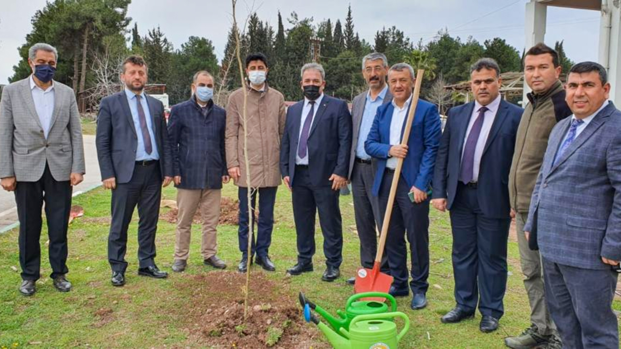 İl Müdürümüz İrfan Remzi YILMAZ Tellioğulları (Mezarlık) Camii bahçesinde, yıkılma tehlikesi bulunduğu için kesilen 4 ağacın yerine 10 çınar fidanı dikilmesi için düzenlenen parograma katıldı.