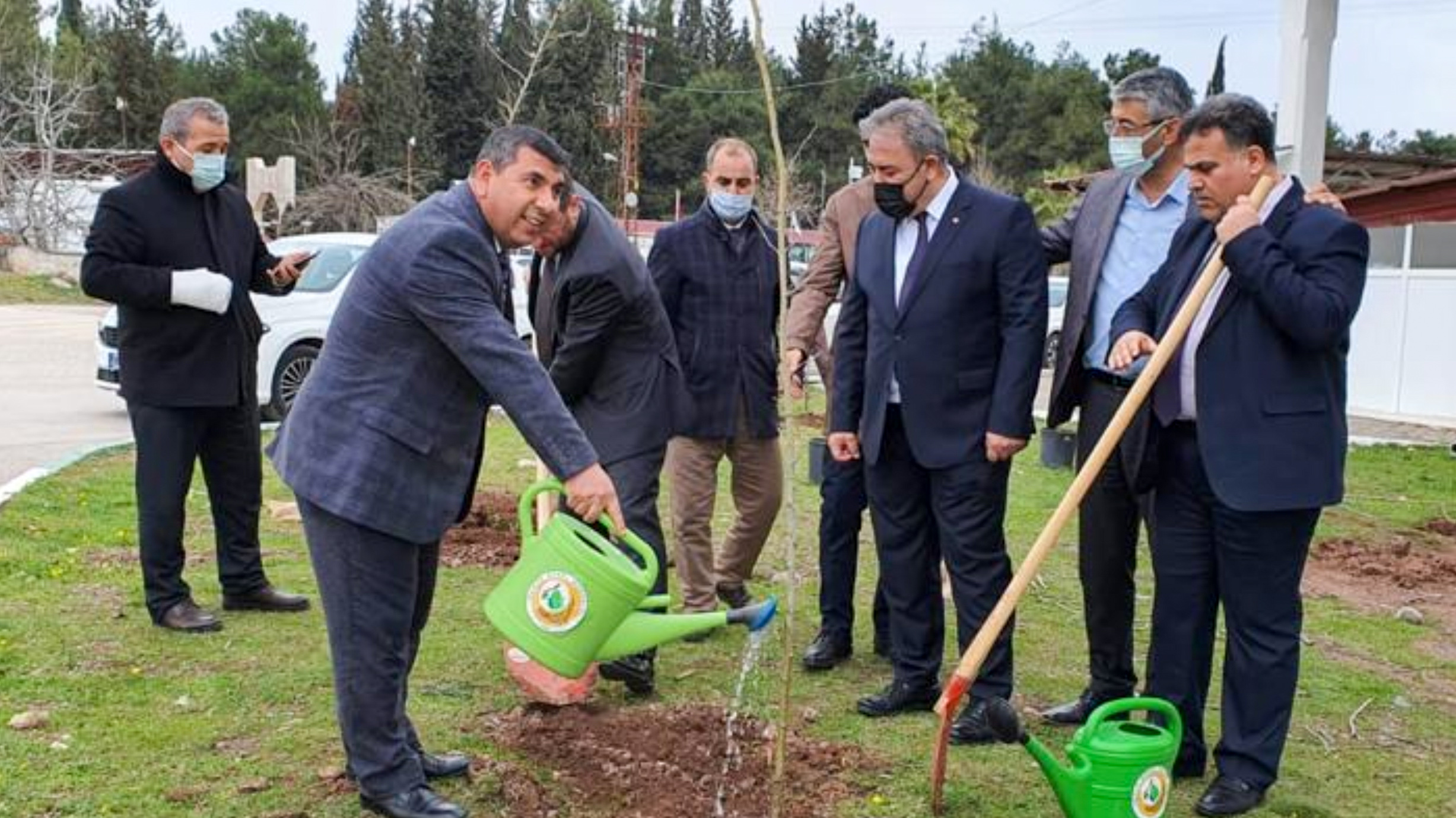 İl Müdürümüz İrfan Remzi YILMAZ Tellioğulları (Mezarlık) Camii bahçesinde, yıkılma tehlikesi bulunduğu için kesilen 4 ağacın yerine 10 çınar fidanı dikilmesi için düzenlenen parograma katıldı.