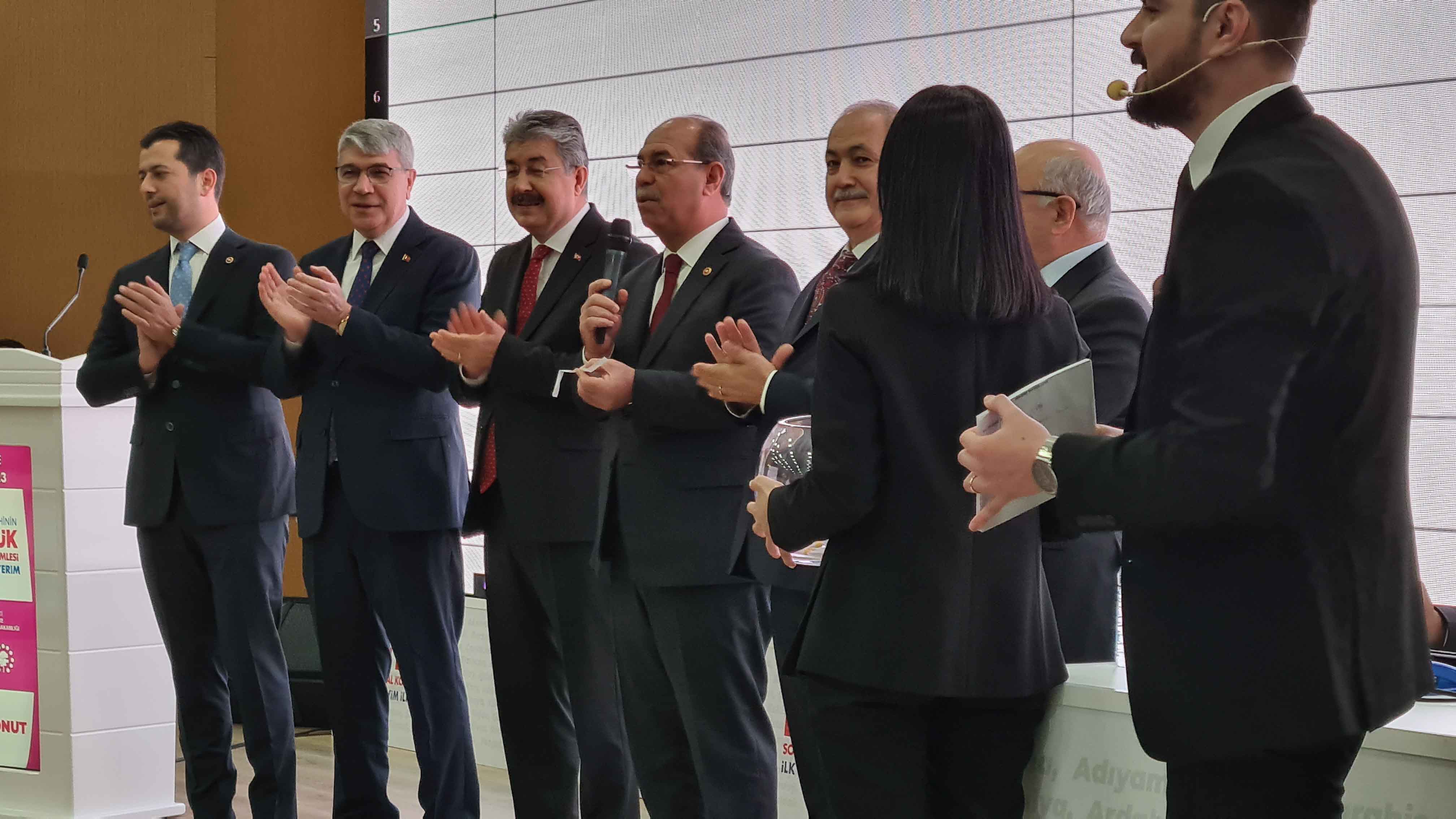 İlimizde TOKİ tarafından yapılacak olan 1550 konut sahiplerini buldu.