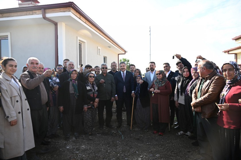 Karagedik Köyü’nde Yapımı Tamamlanan 12 Köy Deprem Konutu İçin Hak Sahiplerine Anahtar Teslim Töreni