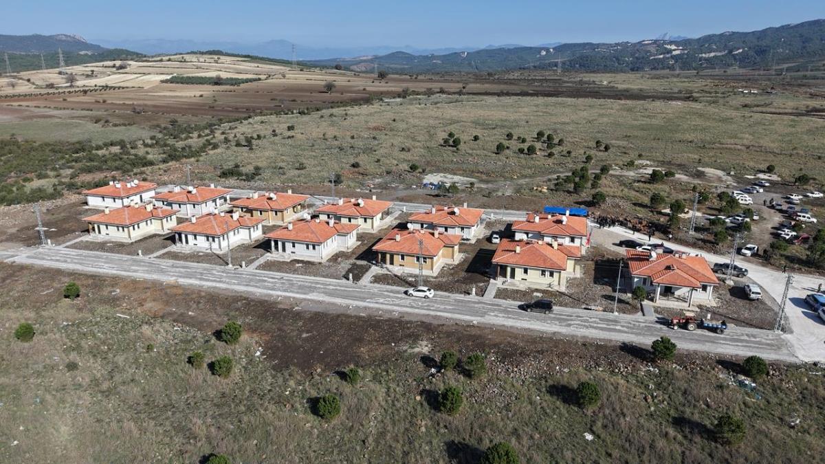 Karagedik Köyü’nde Yapımı Tamamlanan 12 Köy Deprem Konutu İçin Hak Sahiplerine Anahtar Teslim Töreni