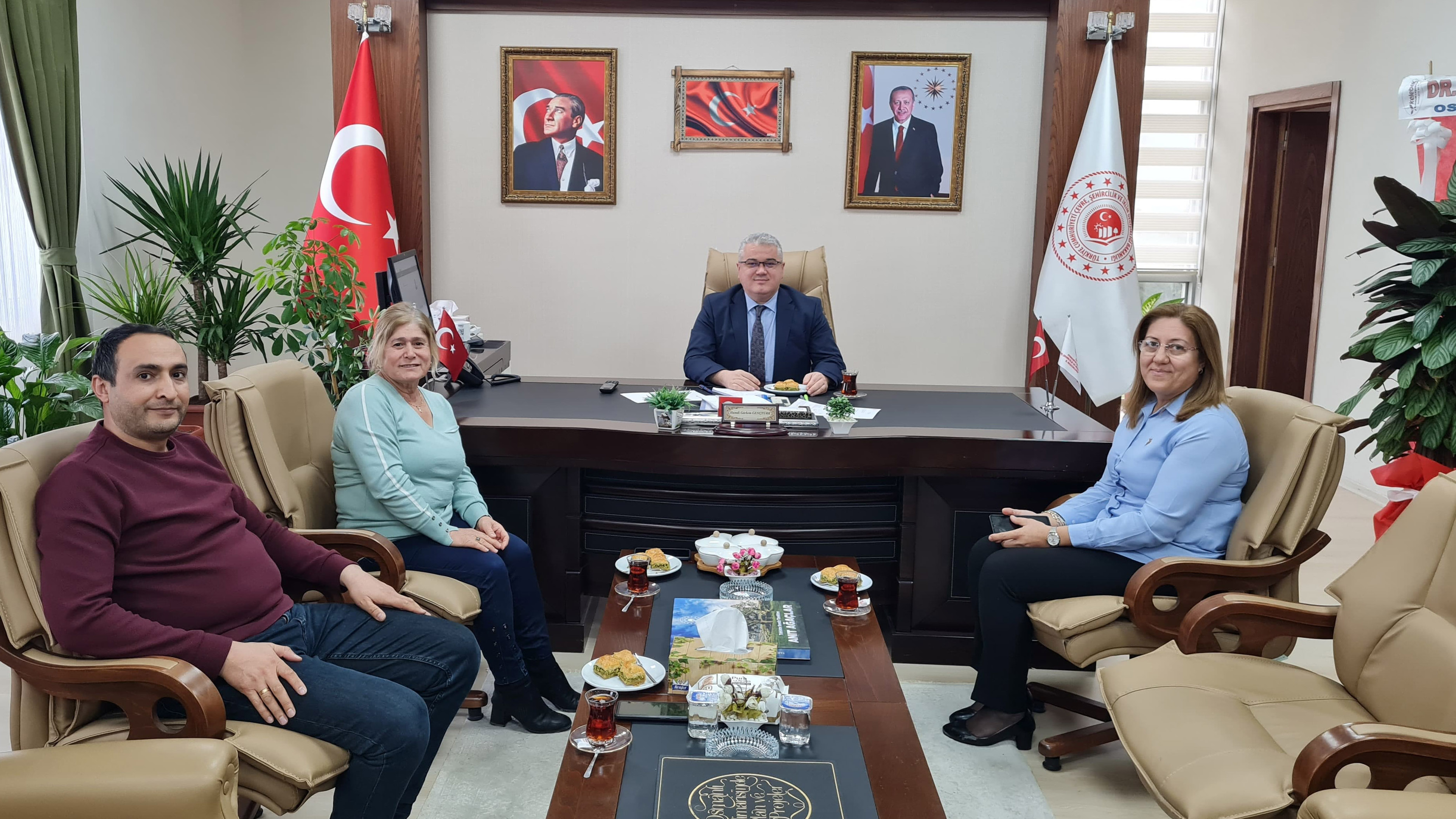 Müdürlüğümüz Çevre Yönetimi ve Denetiminden Sorumlu Şube Müdürlüğü Personelleri İl Müdürmüz Sayın Hamdi Görkem GENÇTÜRK'ü Ziyaret Etti.